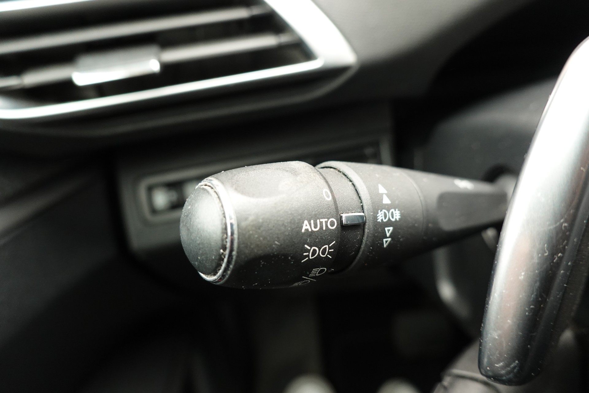 PEUGEOT 3008 1.2 PureTech "* CH Auto * Toit Panoramique * Climatisation Bi-zone * GPS * Aide au Stationnement * Cuir / Tissu *"-image-14