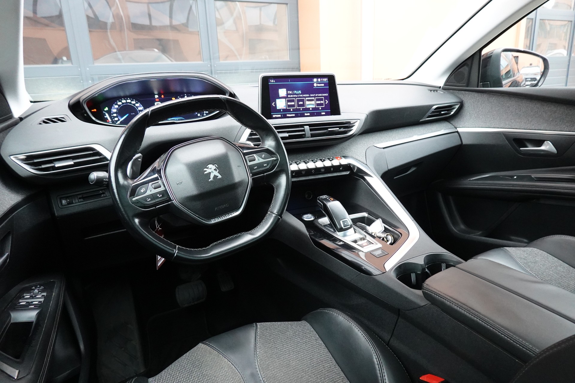 PEUGEOT 3008 1.2 PureTech "* CH Auto * Toit Panoramique * Climatisation Bi-zone * GPS * Aide au Stationnement * Cuir / Tissu *"-image-12