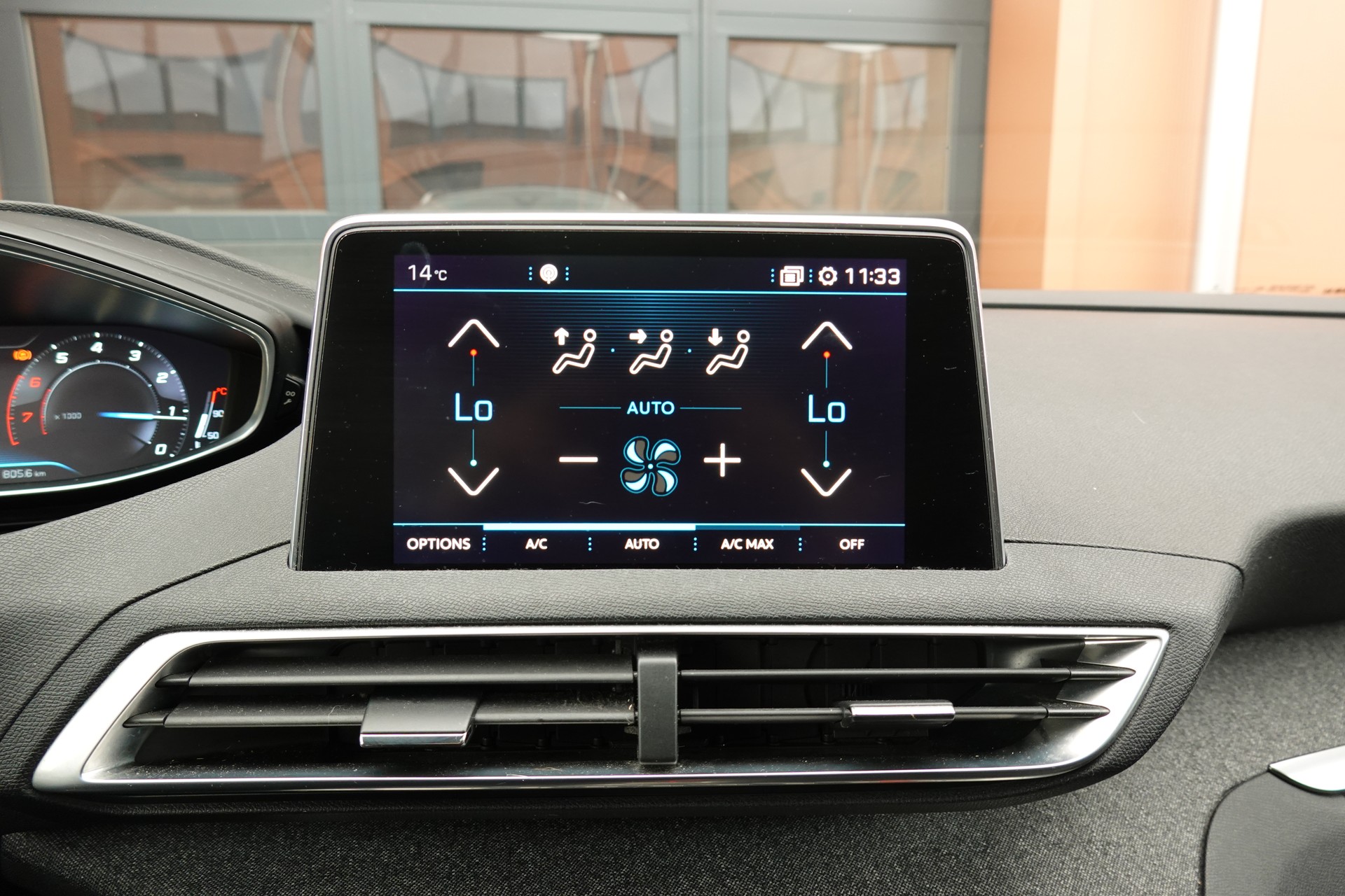 PEUGEOT 3008 1.2 PureTech "* CH Auto * Toit Panoramique * Climatisation Bi-zone * GPS * Aide au Stationnement * Cuir / Tissu *"-image-17