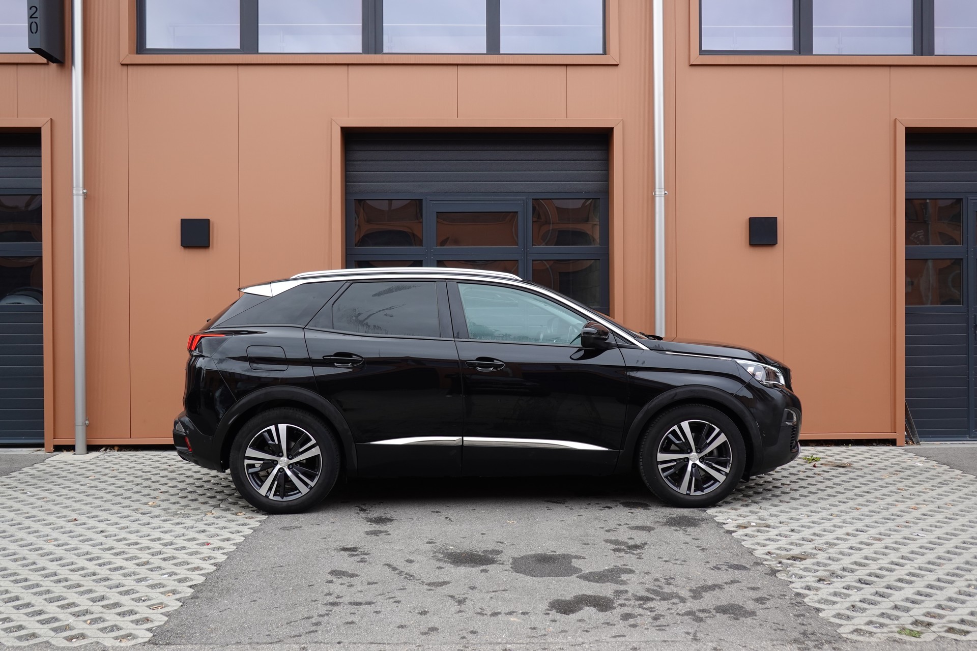 PEUGEOT 3008 1.2 PureTech "* CH Auto * Toit Panoramique * Climatisation Bi-zone * GPS * Aide au Stationnement * Cuir / Tissu *"-image-3