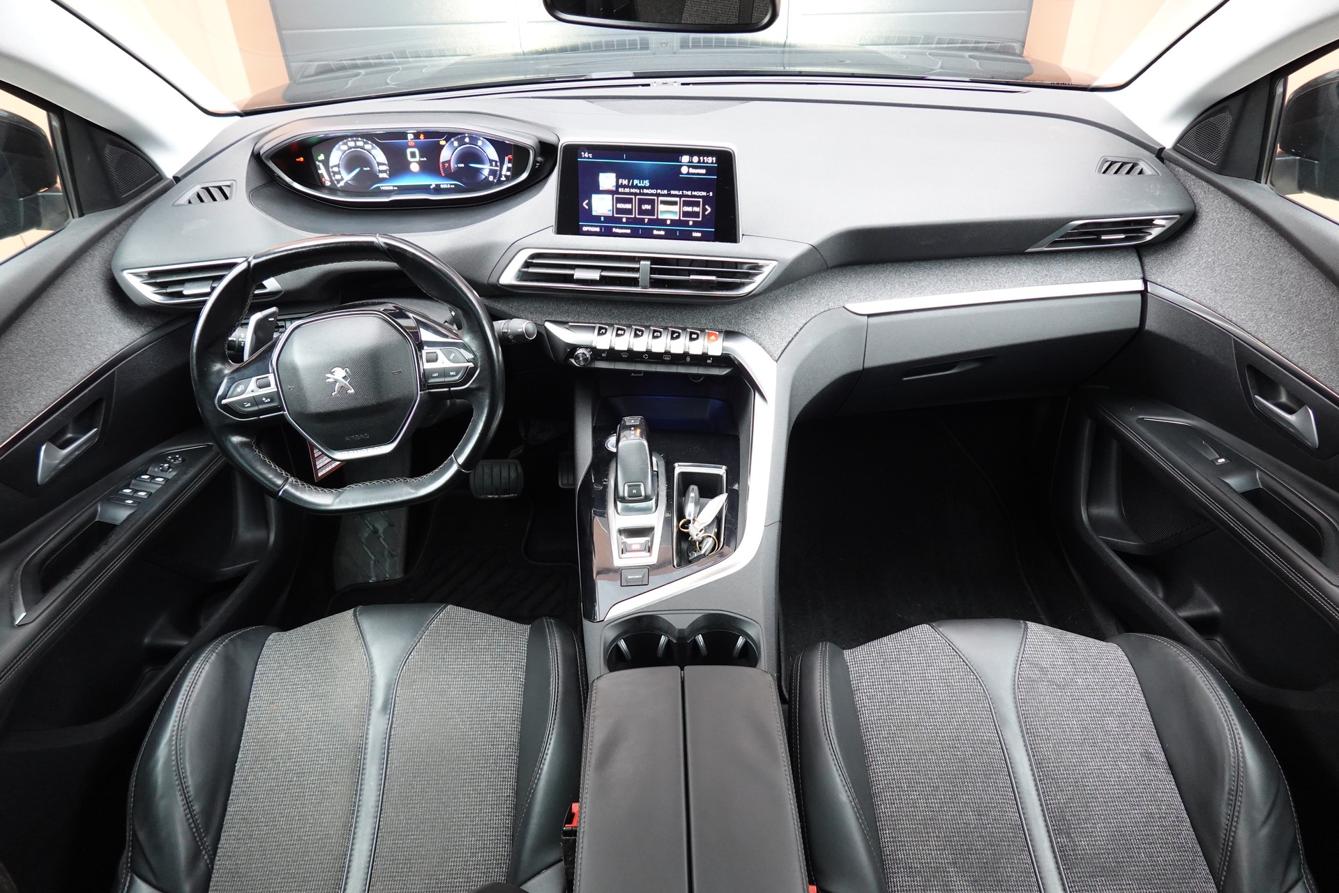 PEUGEOT 3008 1.2 PureTech "* CH Auto * Toit Panoramique * Climatisation Bi-zone * GPS * Aide au Stationnement * Cuir / Tissu *"-image-10