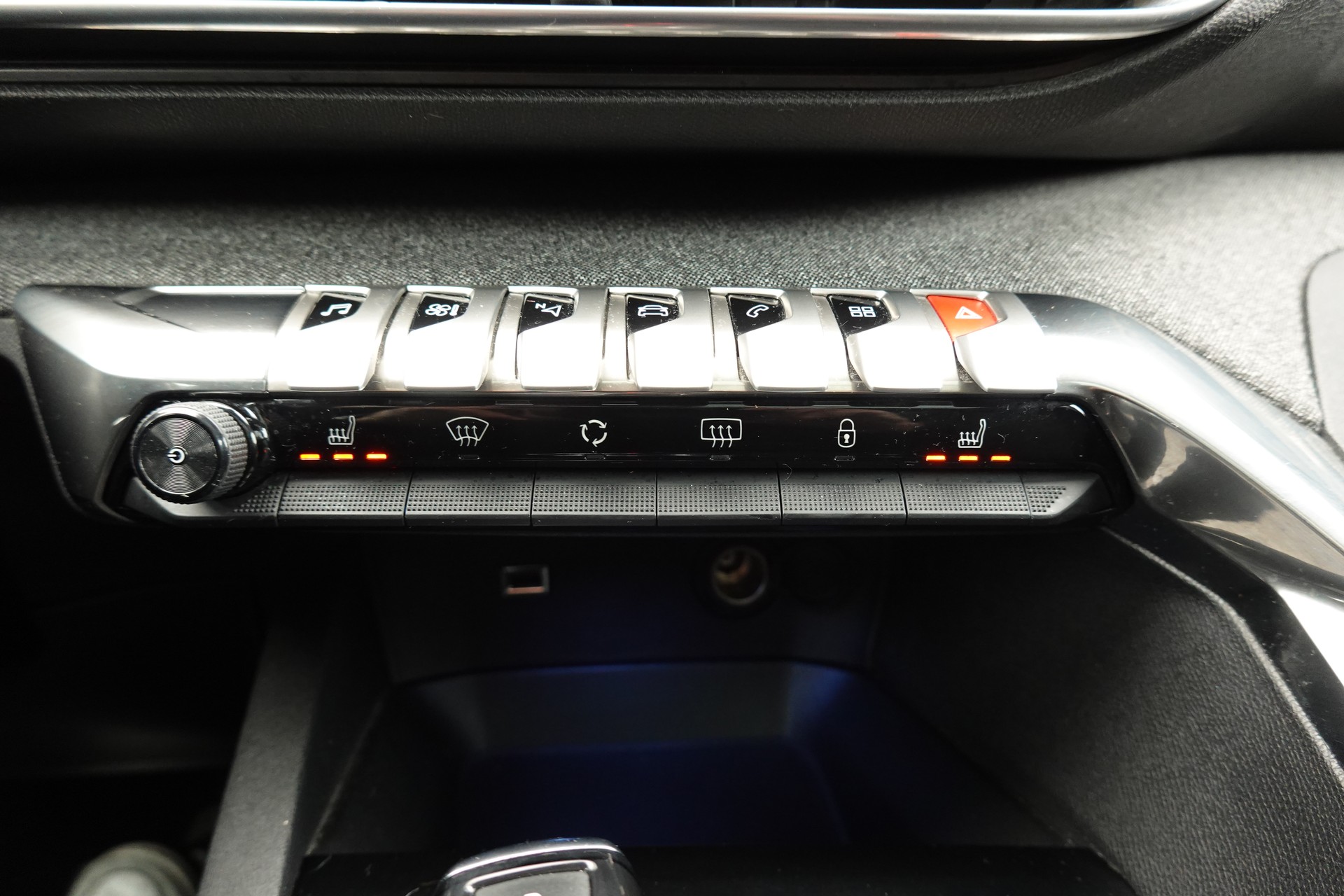 PEUGEOT 3008 1.2 PureTech "* CH Auto * Toit Panoramique * Climatisation Bi-zone * GPS * Aide au Stationnement * Cuir / Tissu *"-image-18