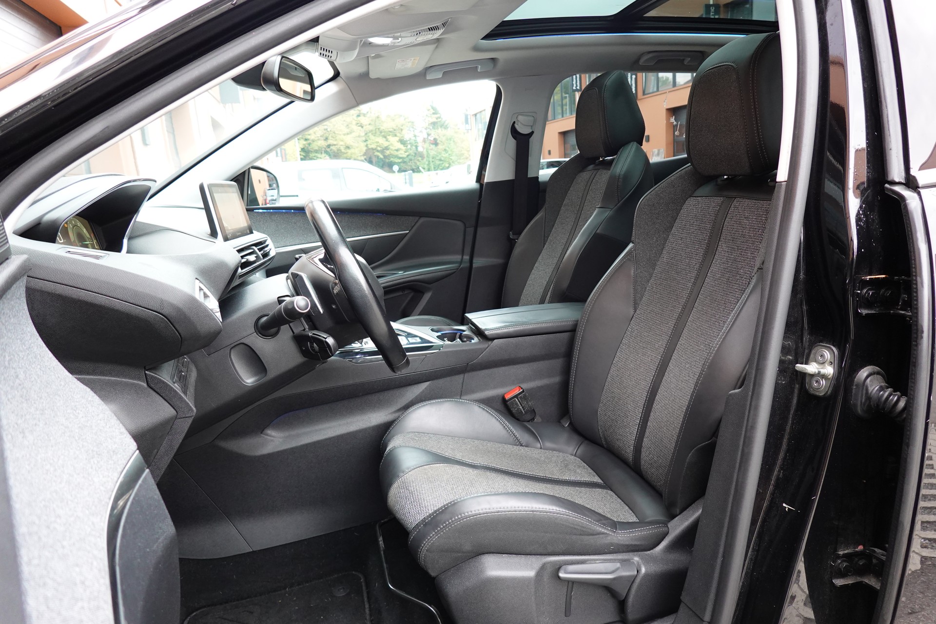 PEUGEOT 3008 1.2 PureTech "* CH Auto * Toit Panoramique * Climatisation Bi-zone * GPS * Aide au Stationnement * Cuir / Tissu *"-image-22