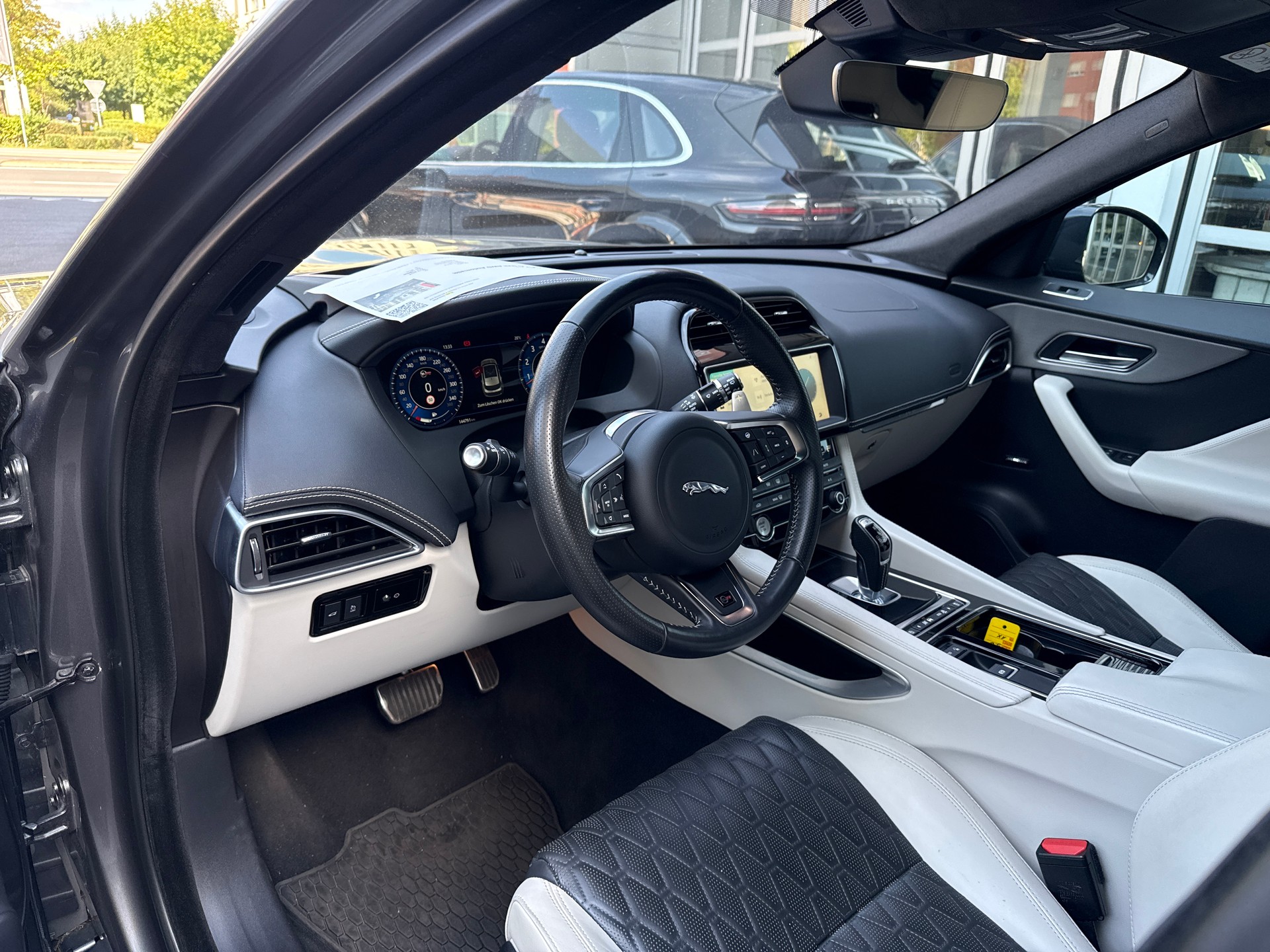 JAGUAR F-Pace 5.0 V8 SVR AWD Automatik-image-6