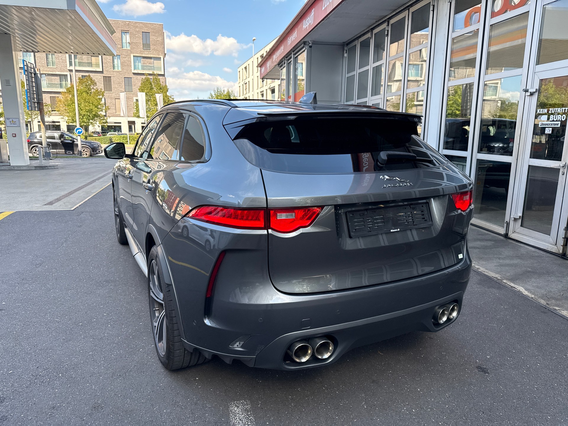 JAGUAR F-Pace 5.0 V8 SVR AWD Automatik-image-2
