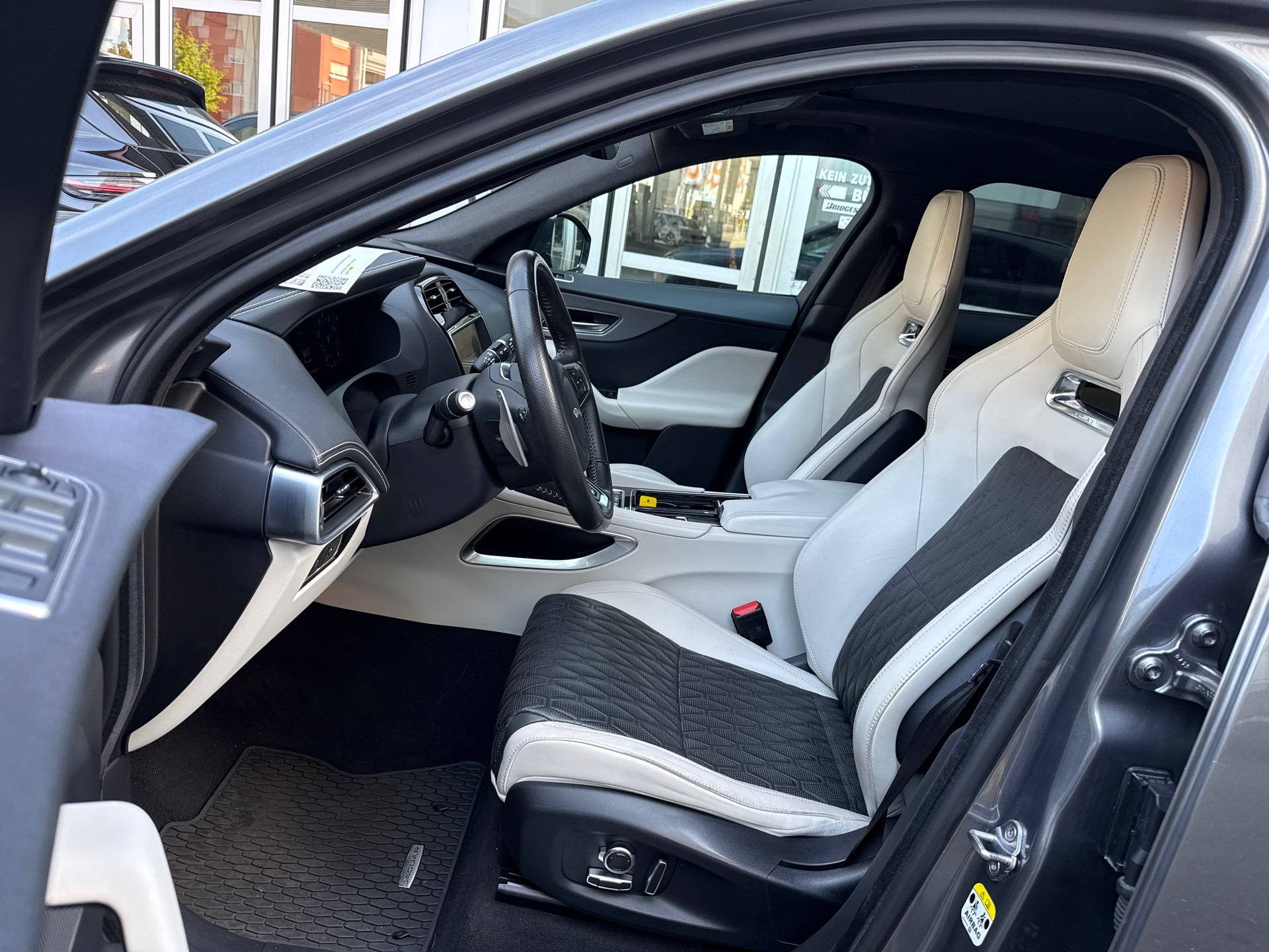 JAGUAR F-Pace 5.0 V8 SVR AWD Automatik-image-5