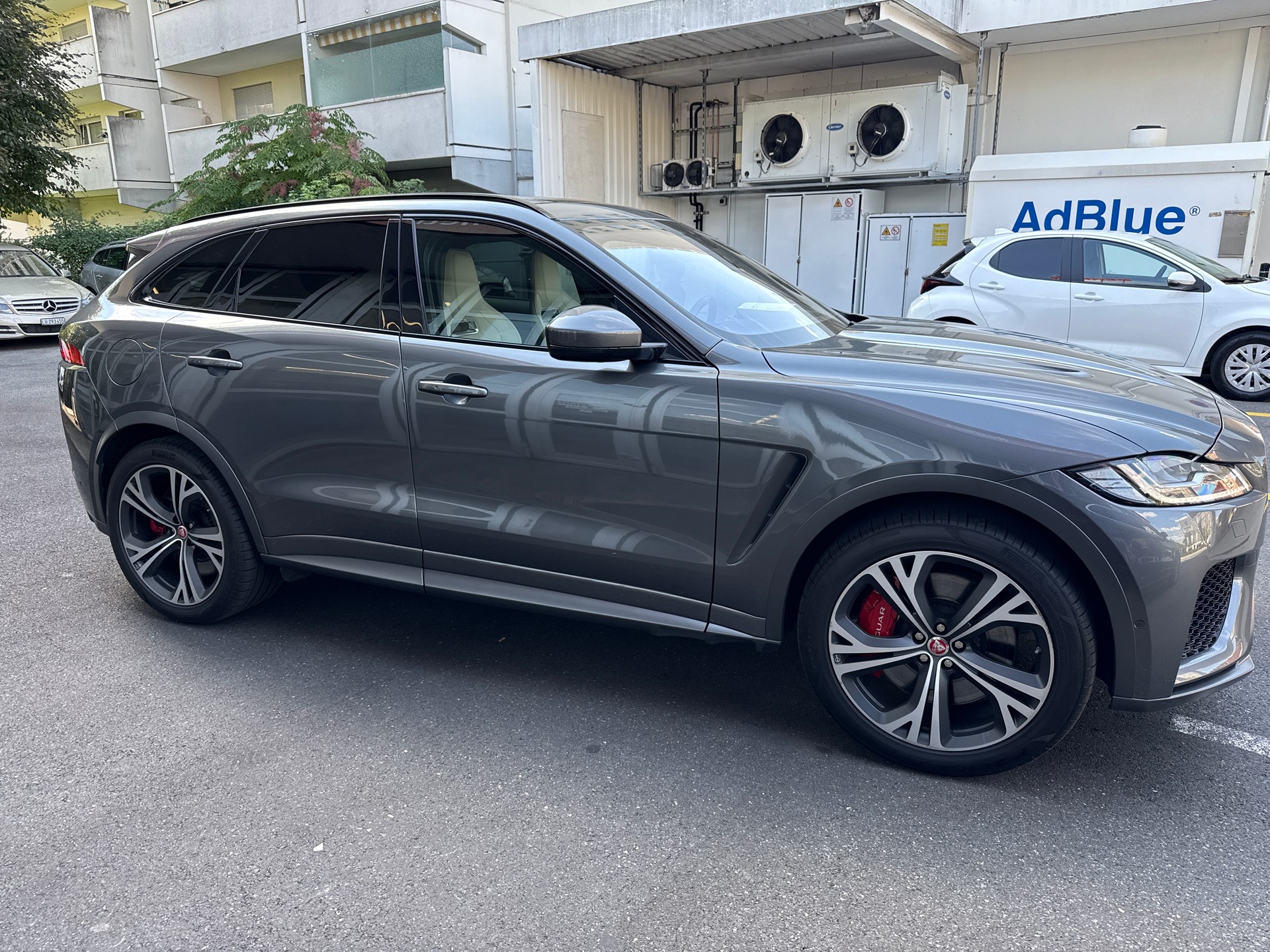 JAGUAR F-Pace 5.0 V8 SVR AWD Automatik-image-3