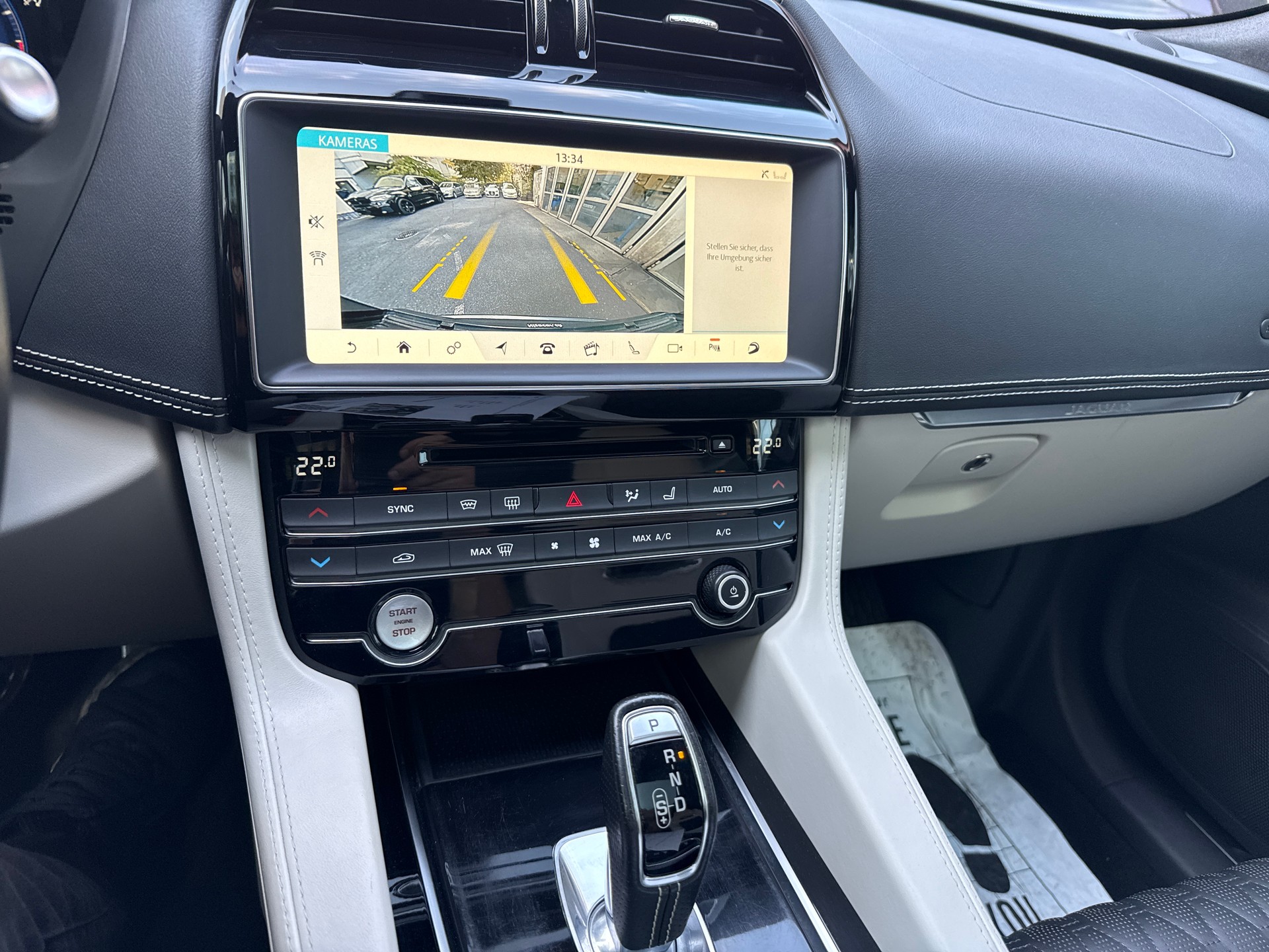 JAGUAR F-Pace 5.0 V8 SVR AWD Automatik-image-11