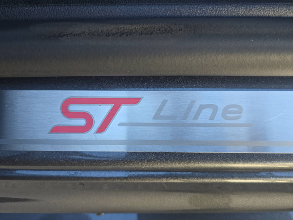FORD Focus 1.0i EcoB Hybrid 155 ST-Line Vignale-image-12