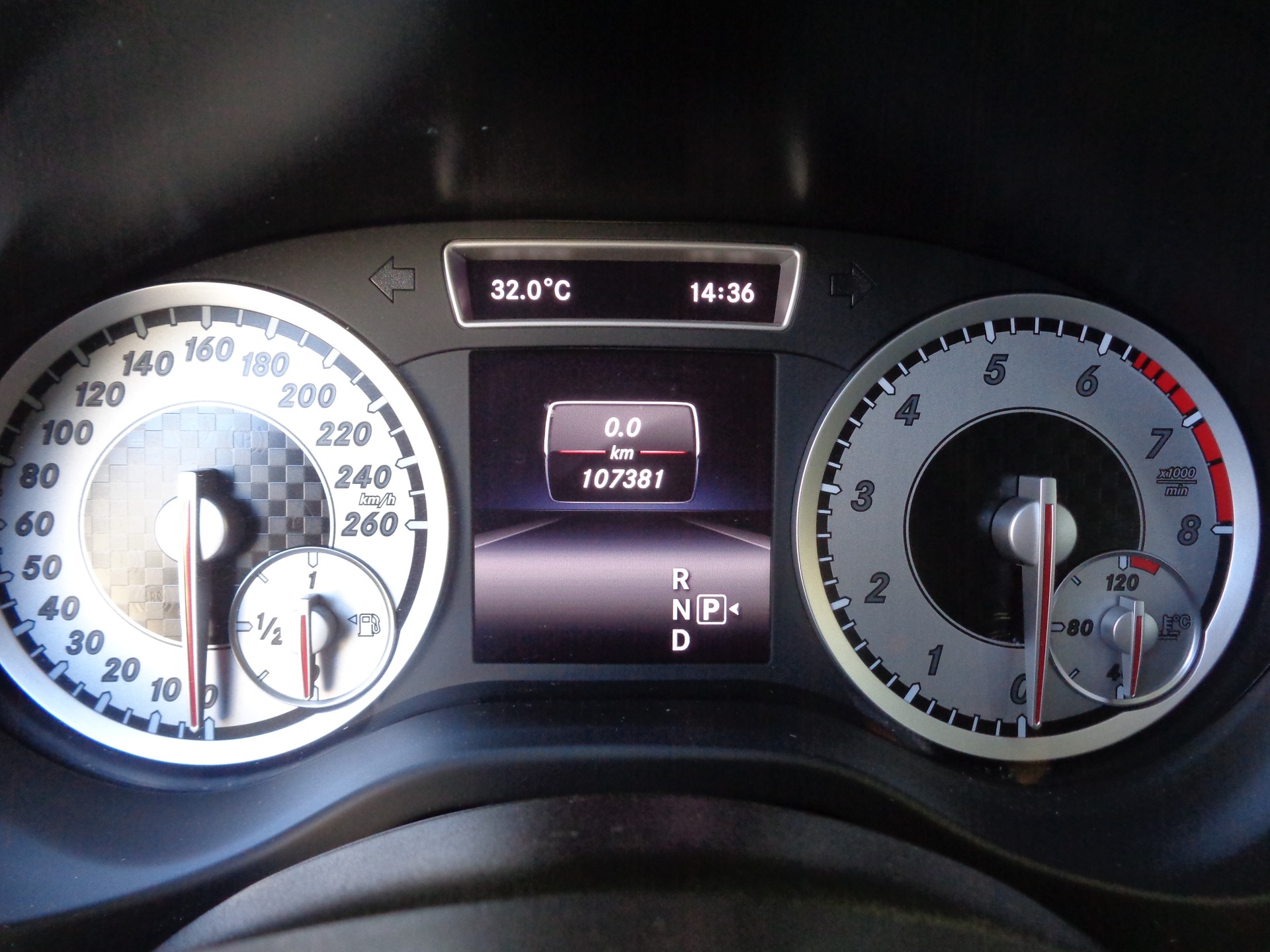 MERCEDES-BENZ A 200 Night Star 7G-DCT-image-14
