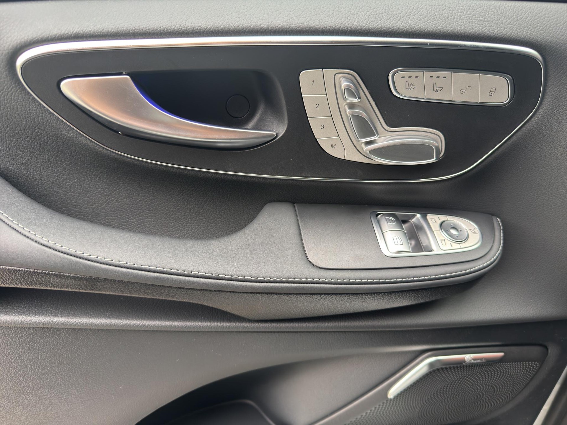 MERCEDES-BENZ V 300 d Exclusive Swiss Edition L 4Matic-image-11