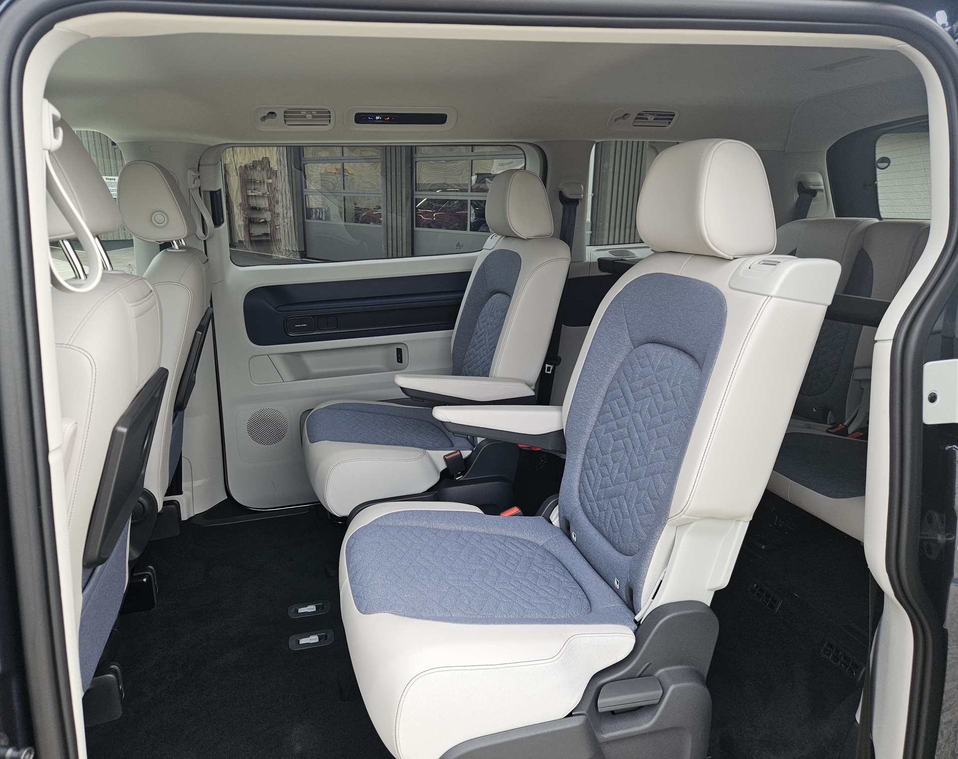 VW ID.Buzz LWB Pro mit 6-Sitzplätzen-image-24