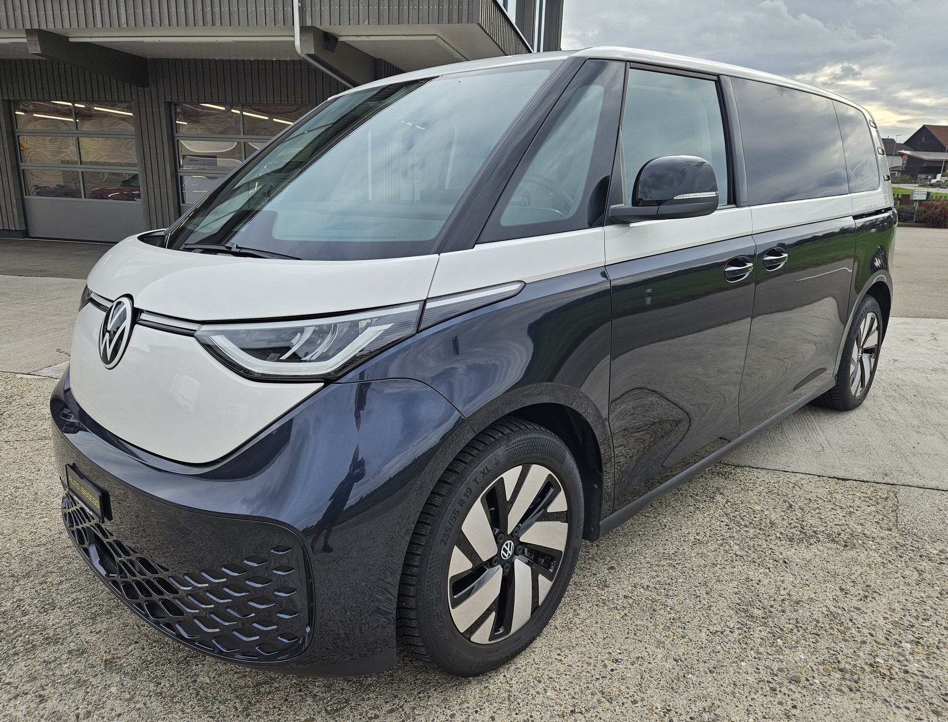 VW ID.Buzz LWB Pro mit 6-Sitzplätzen-image-2