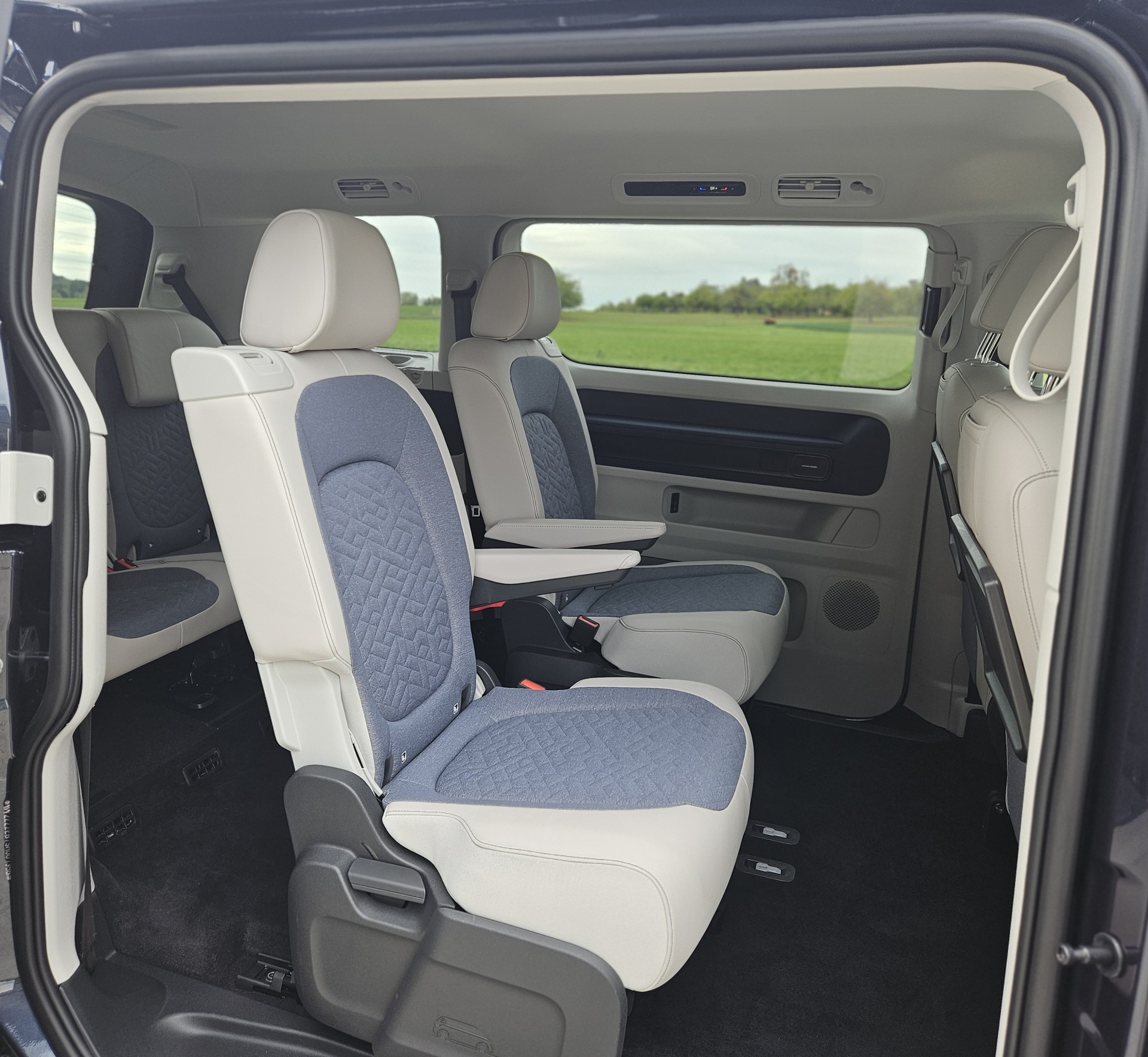 VW ID.Buzz LWB Pro mit 6-Sitzplätzen-image-26