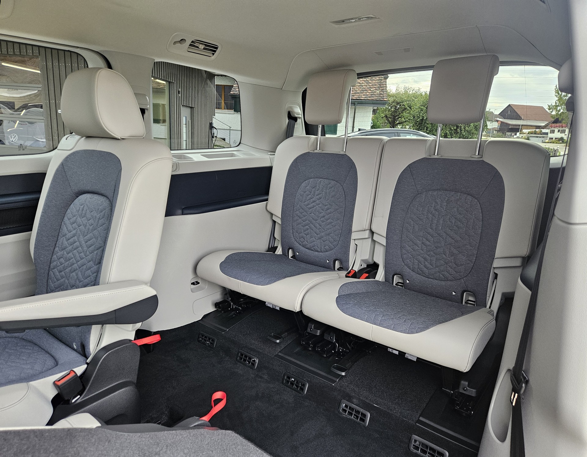 VW ID.Buzz LWB Pro mit 6-Sitzplätzen-image-25