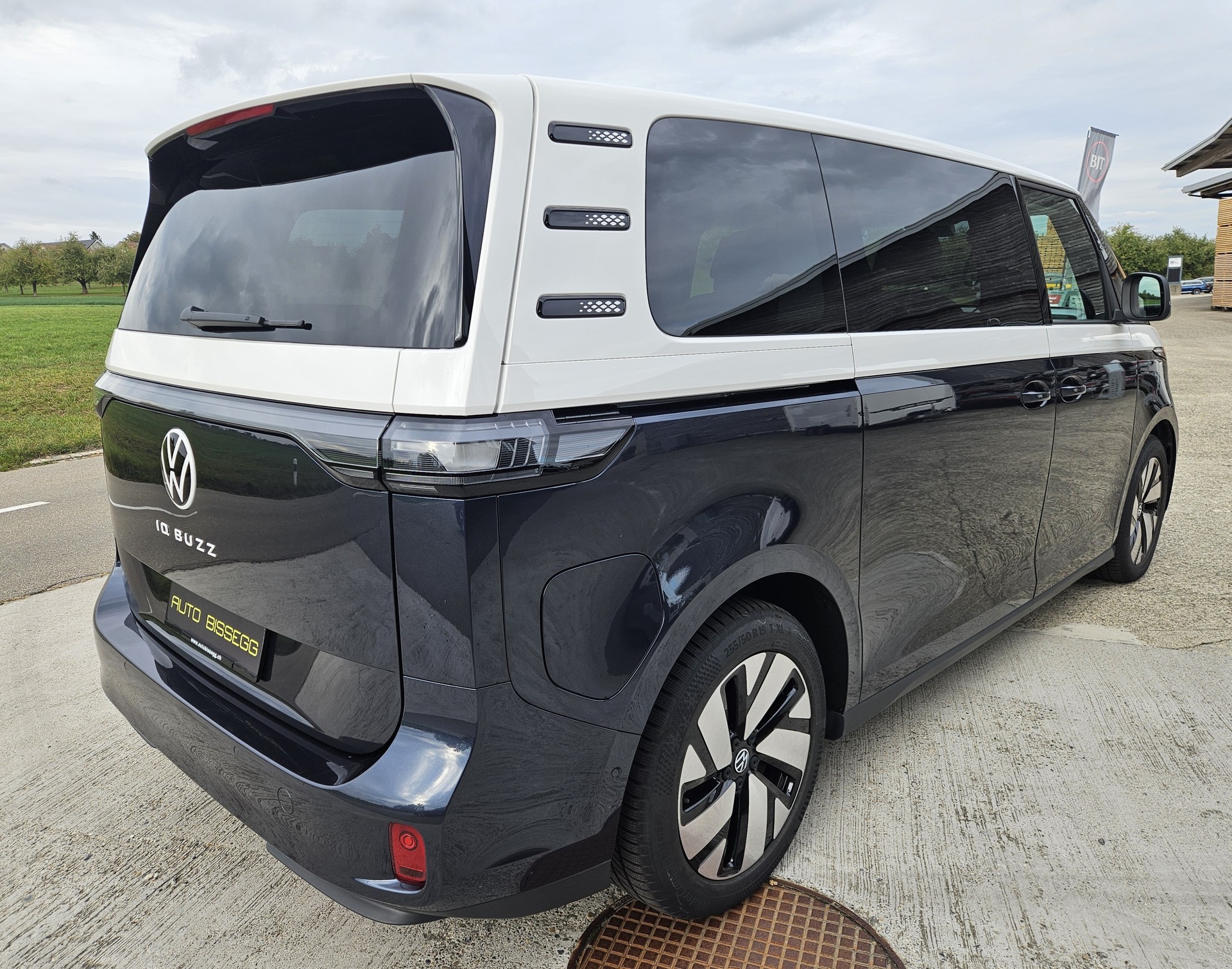VW ID.Buzz LWB Pro mit 6-Sitzplätzen-image-6