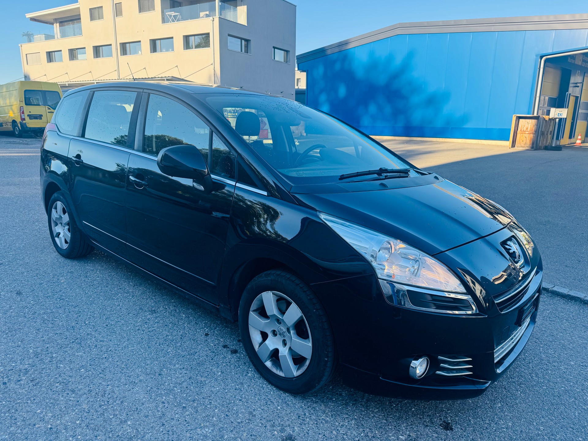 PEUGEOT 5008 1.6 16V T Sport Pack-image-2