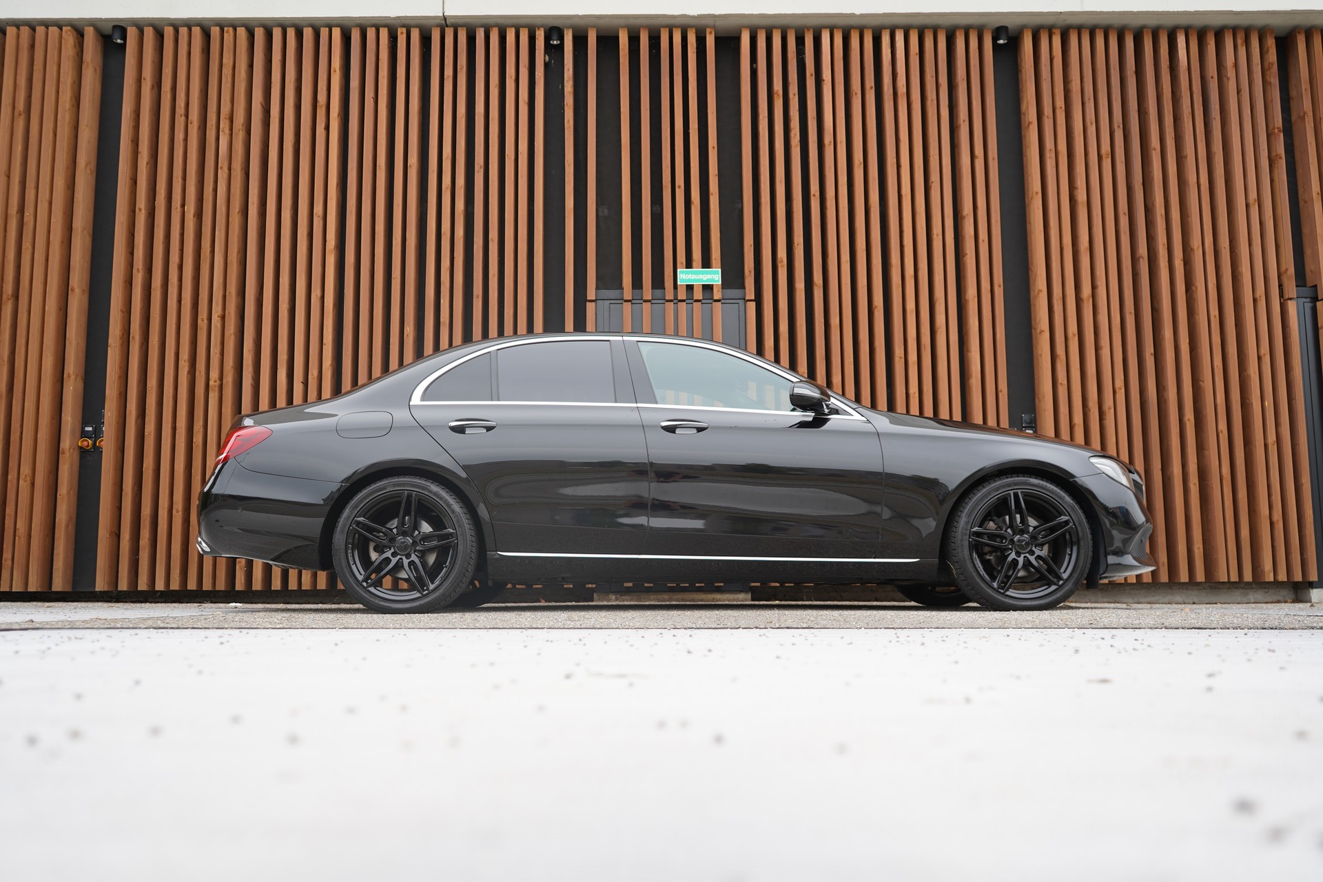 MERCEDES-BENZ E 200 AVANTGARDE 9G-TRONIC l 184 PS-image-2