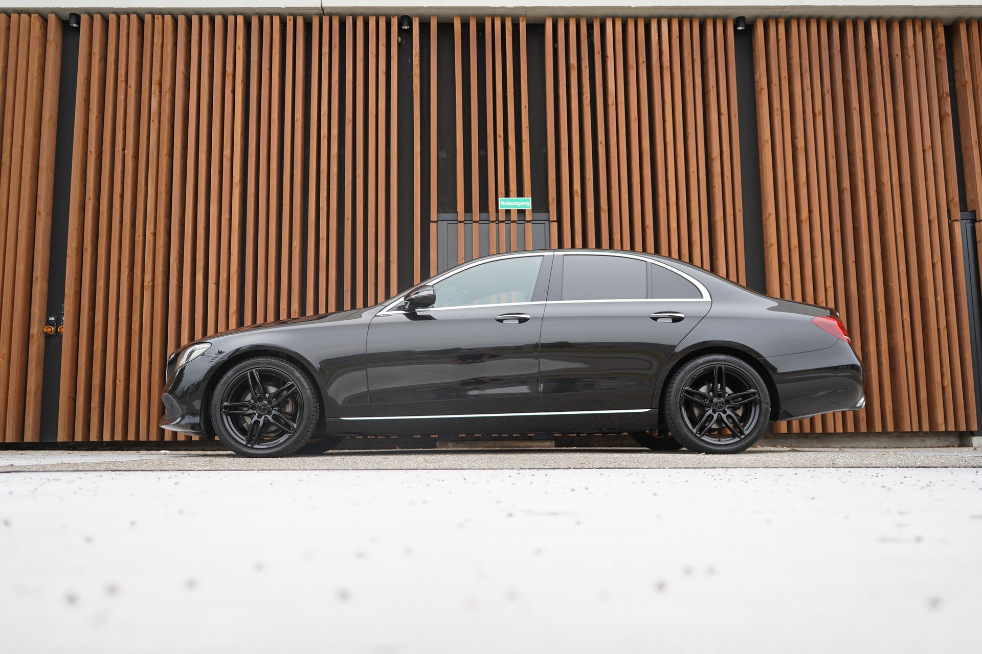 MERCEDES-BENZ E 200 AVANTGARDE 9G-TRONIC l 184 PS-image-1
