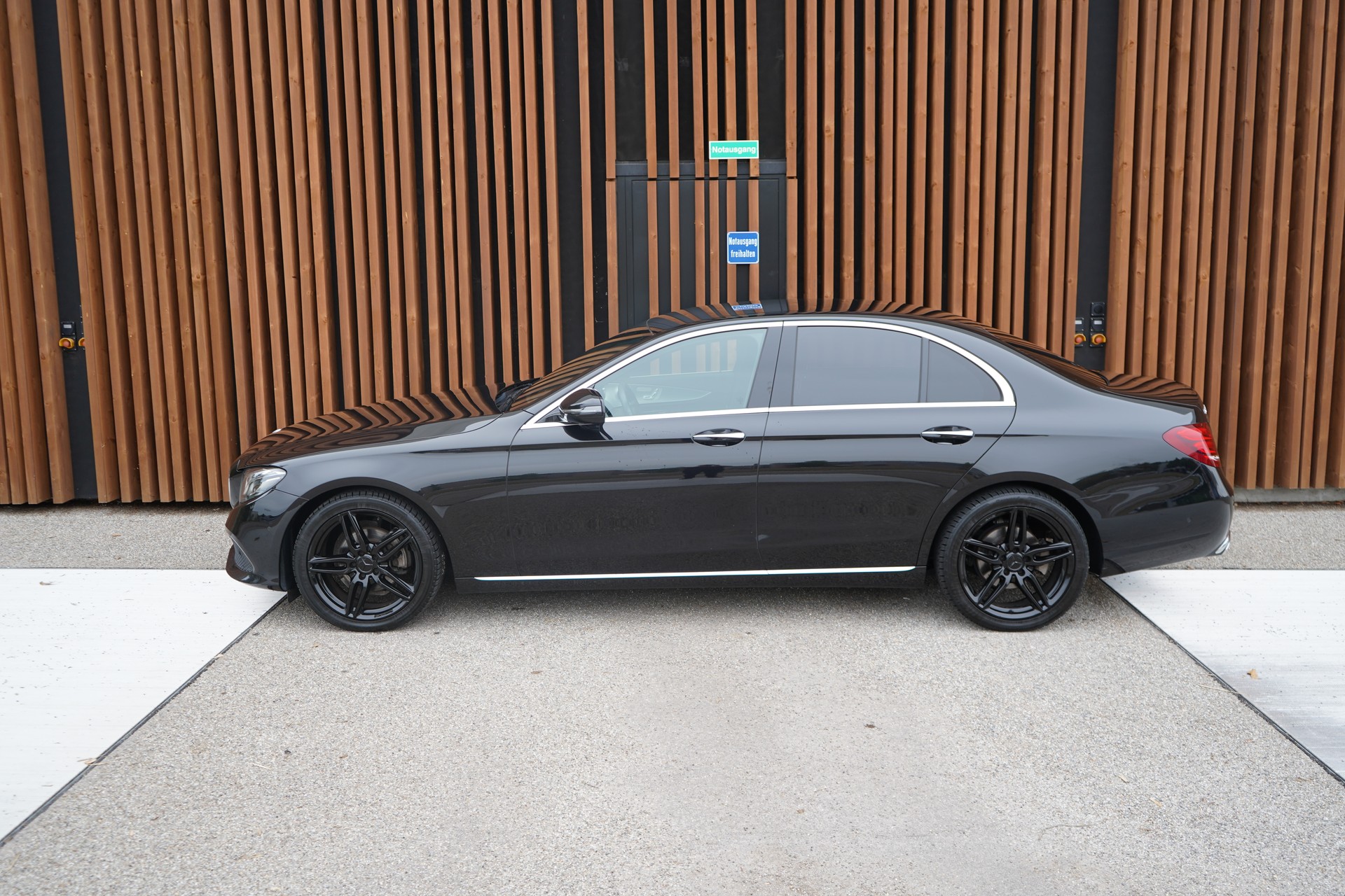 MERCEDES-BENZ E 200 AVANTGARDE 9G-TRONIC l 184 PS-image-5