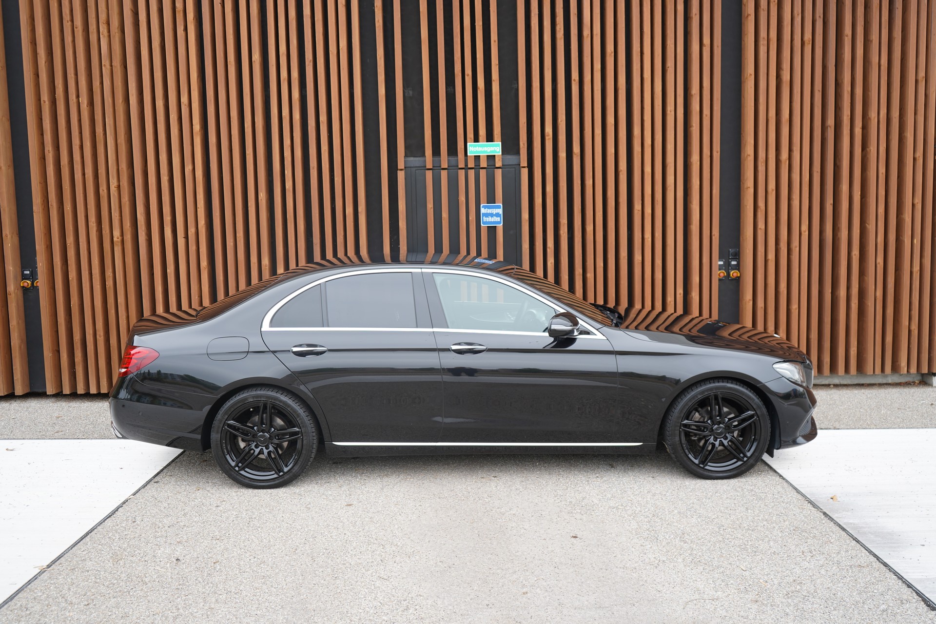 MERCEDES-BENZ E 200 AVANTGARDE 9G-TRONIC l 184 PS-image-4