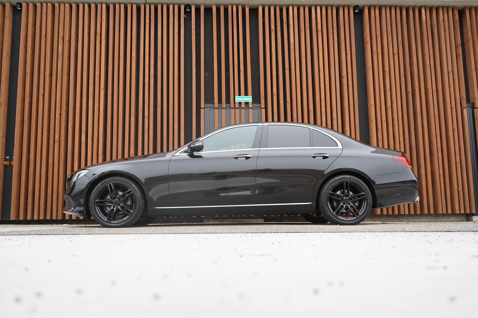 MERCEDES-BENZ E 200 AVANTGARDE 9G-TRONIC l 184 PS-image-3
