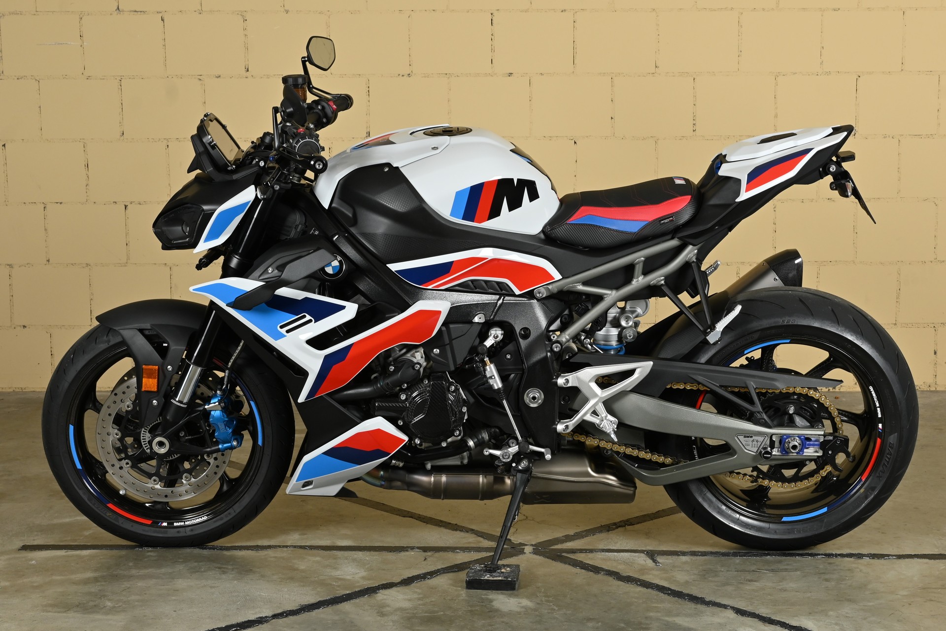 BMW M 1000 R-image-12