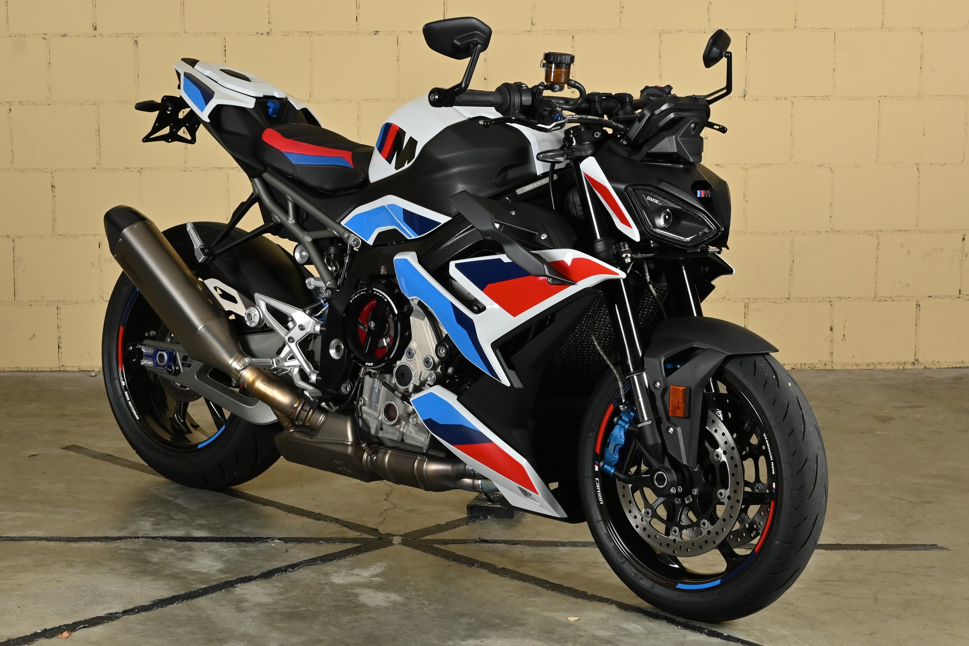 BMW M 1000 R-showroom-element-1