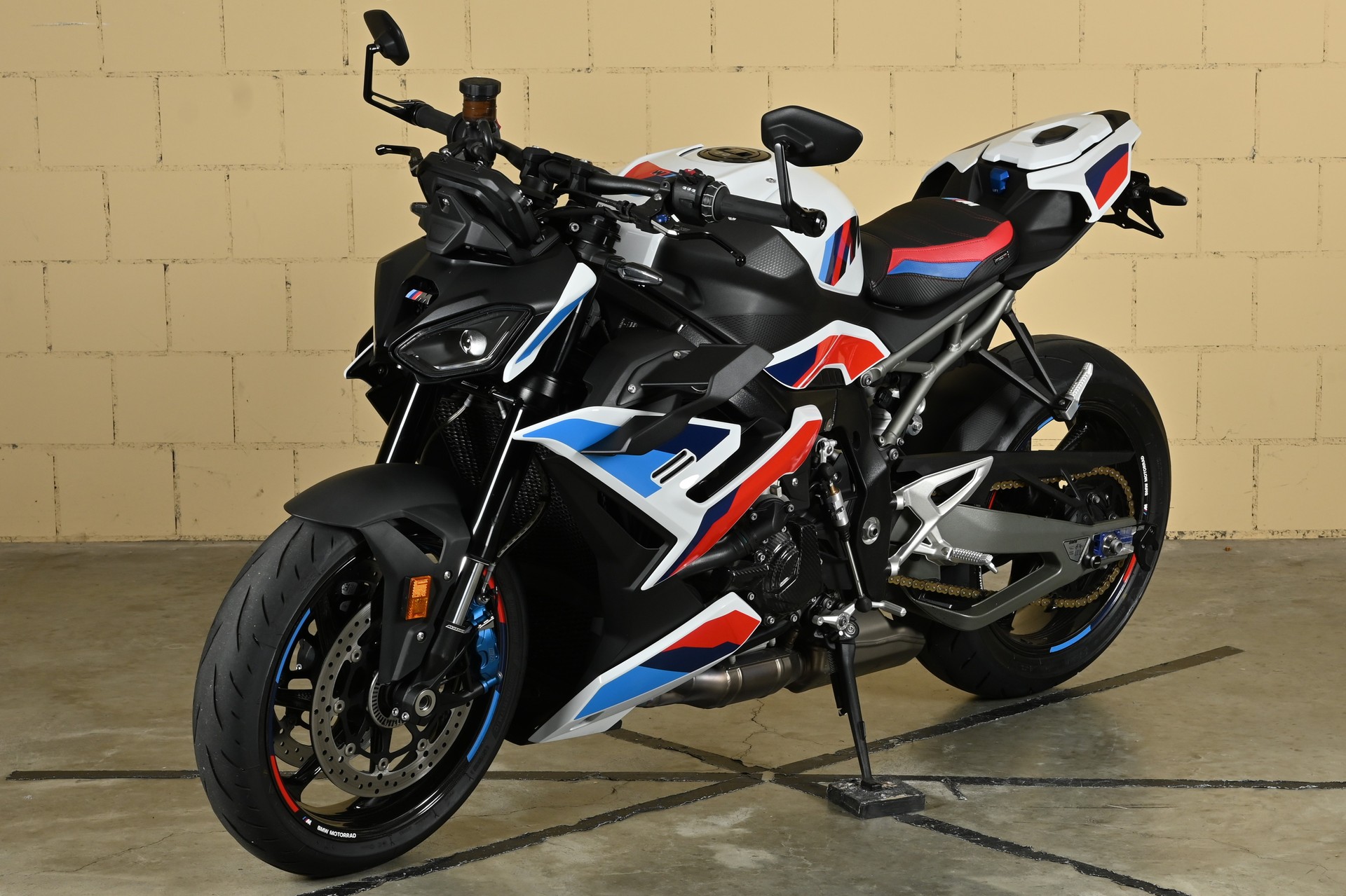 BMW M 1000 R-showroom-element-3