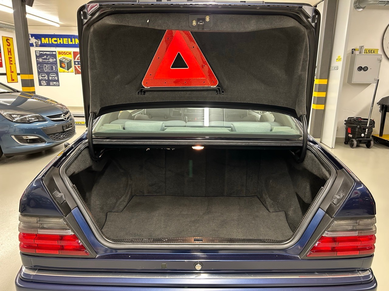 MERCEDES-BENZ E 220-image-10