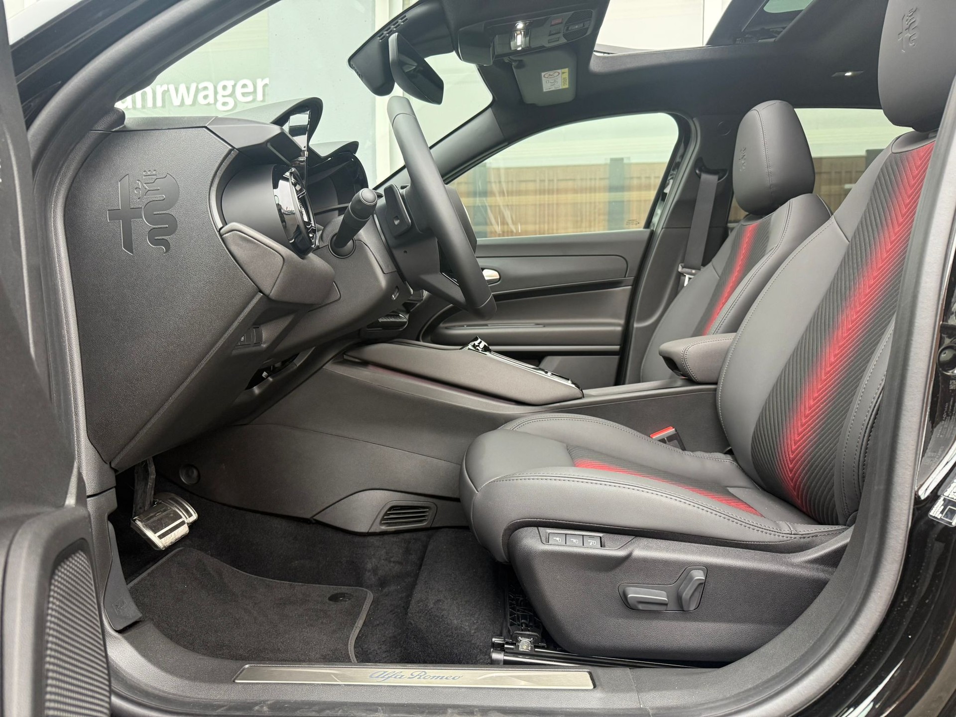 ALFA ROMEO Junior 1.2 Hybrid Q4 Pack Tech+Pack Sky-image-6