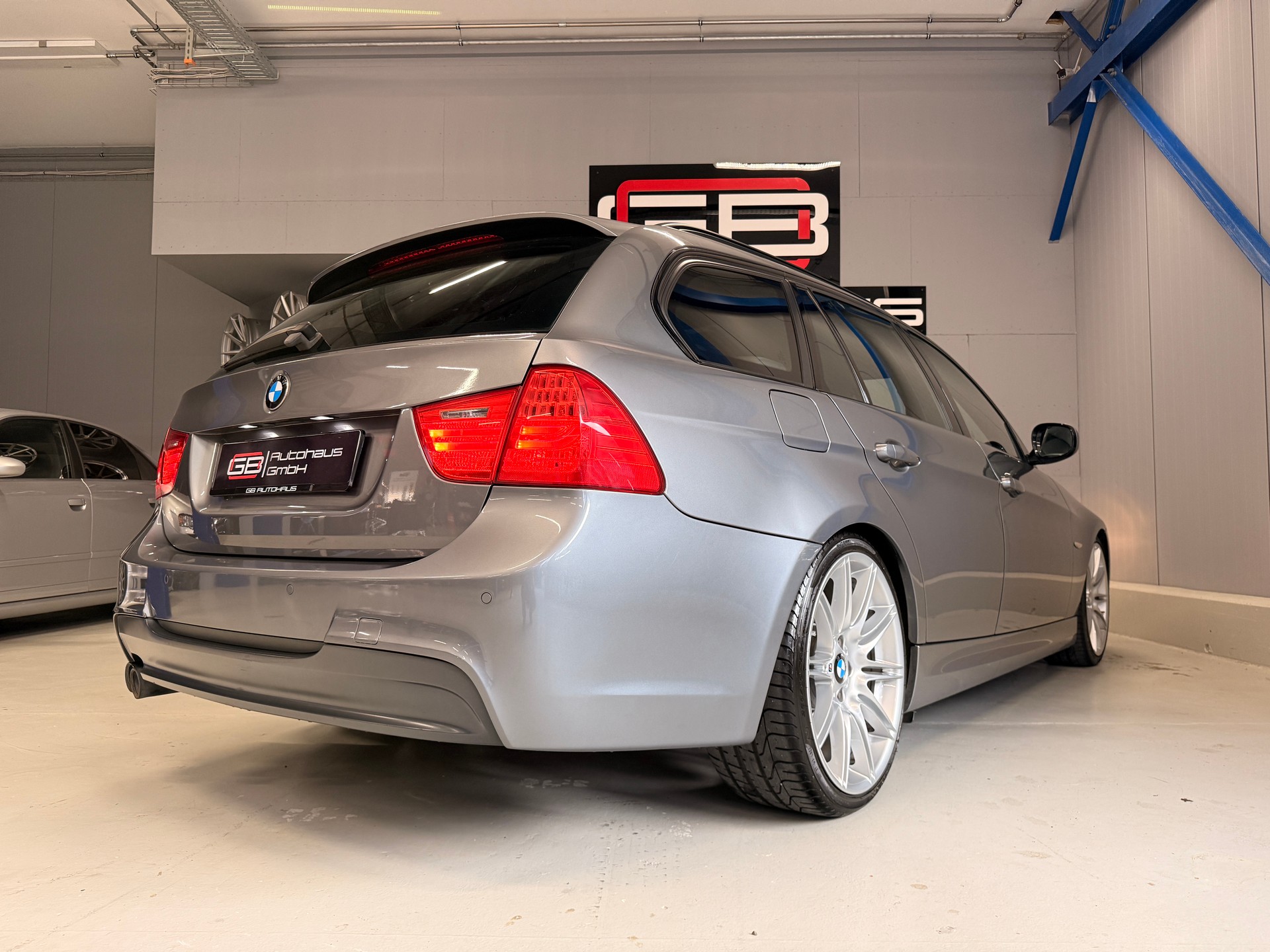 BMW 330d xDrive Touring Steptronic-image-5