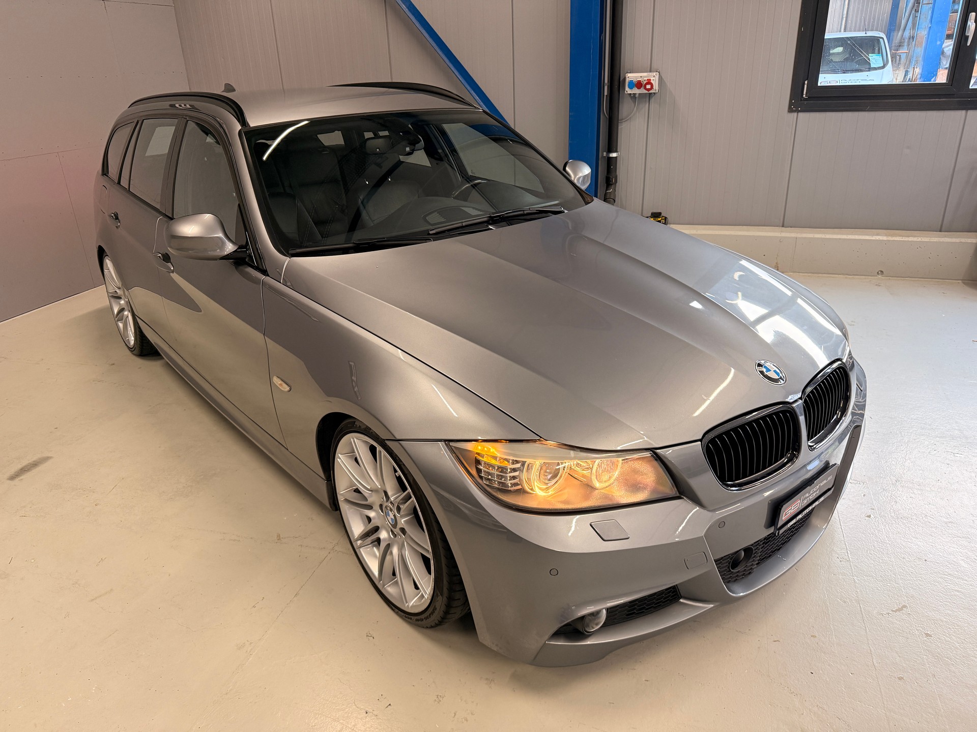 BMW 330d xDrive Touring Steptronic-image-2