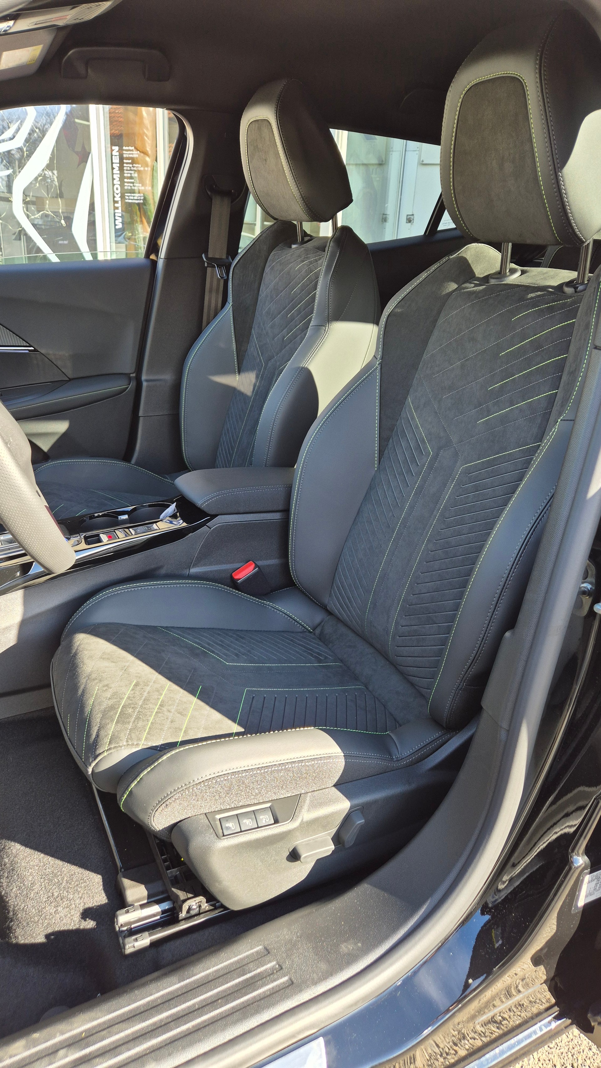 PEUGEOT 2008 1.2 MHEV Allure Helvetia (418)-image-5
