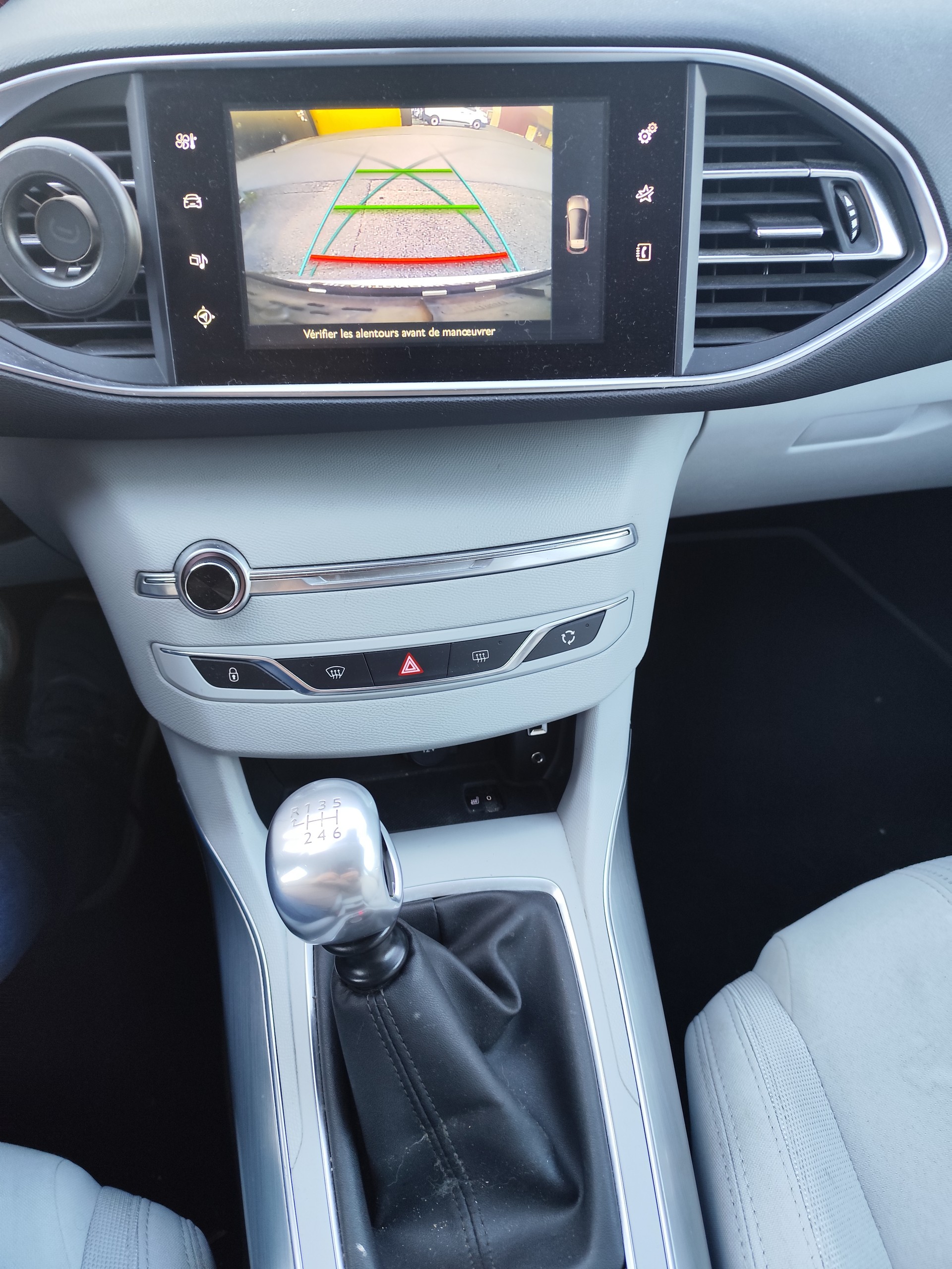 PEUGEOT 308 1.2 THP Style-image-12