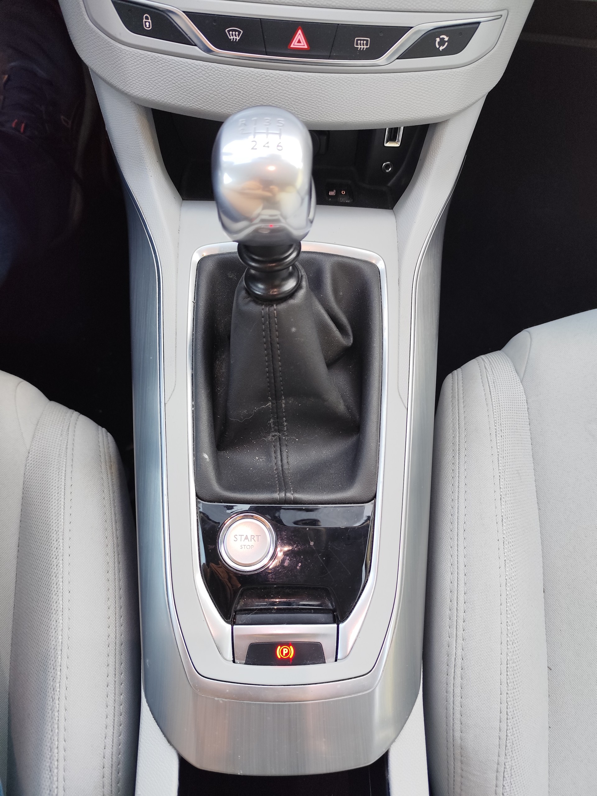PEUGEOT 308 1.2 THP Style-image-13