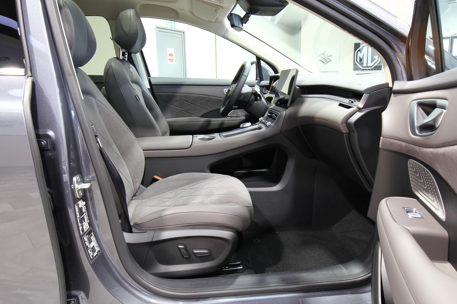 MG S6 EV 77 kWh Luxury 4WD-image-14