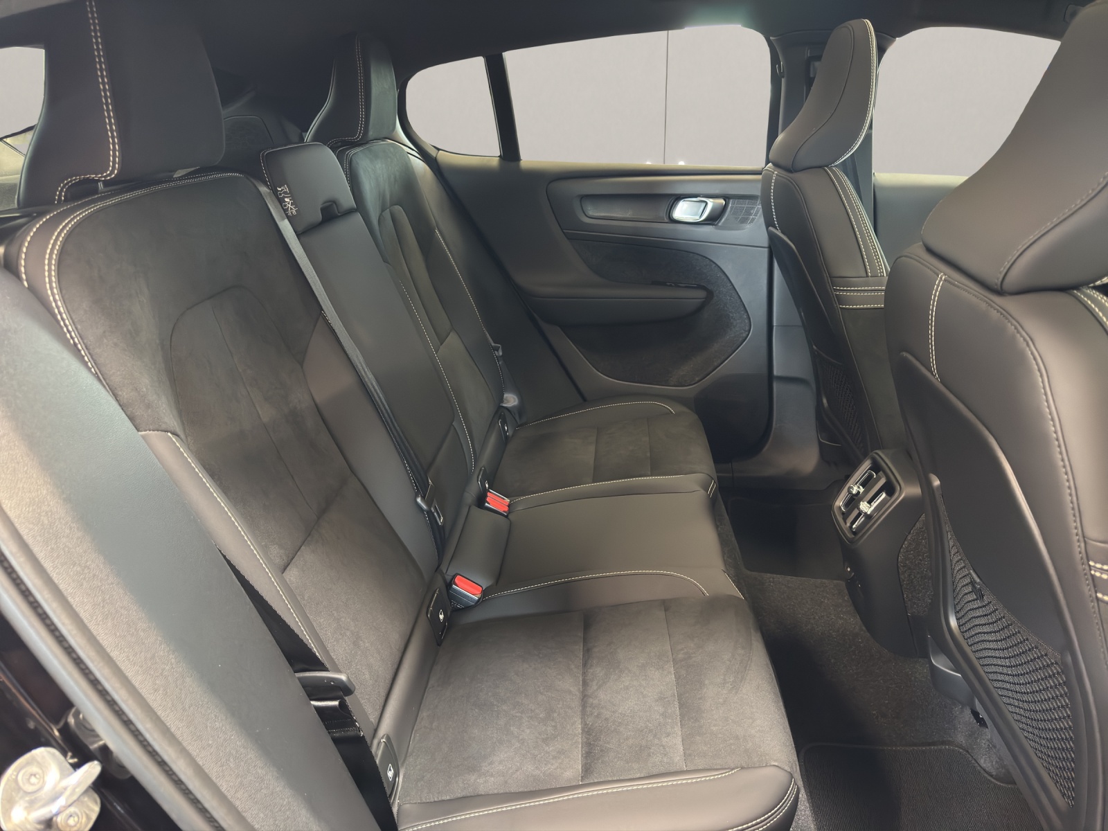 VOLVO EC40 Twin Performance Black Edition AWD-image-14