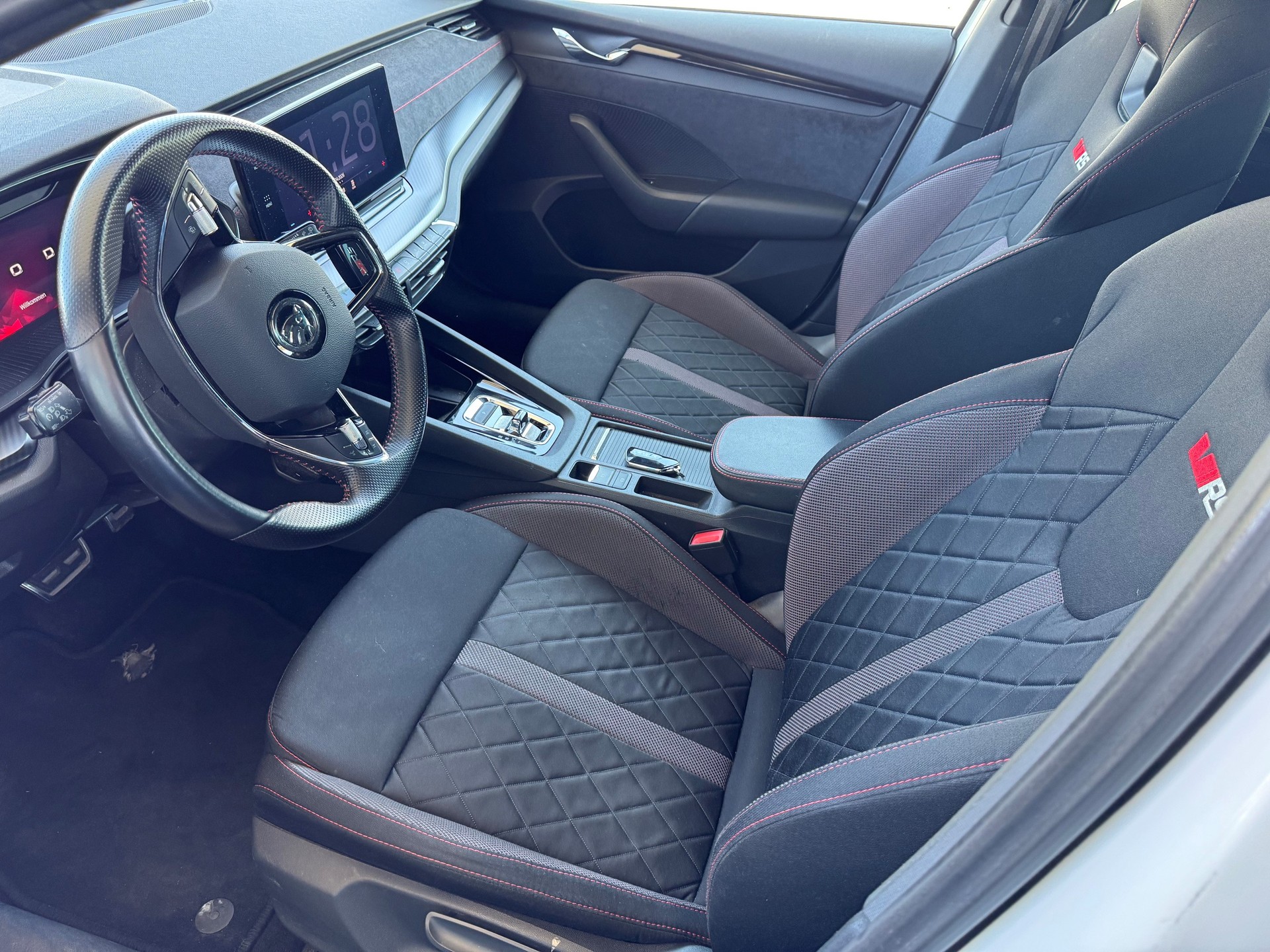 SKODA Octavia Combi 1.4 TSI PHEV DSG RS-image-8