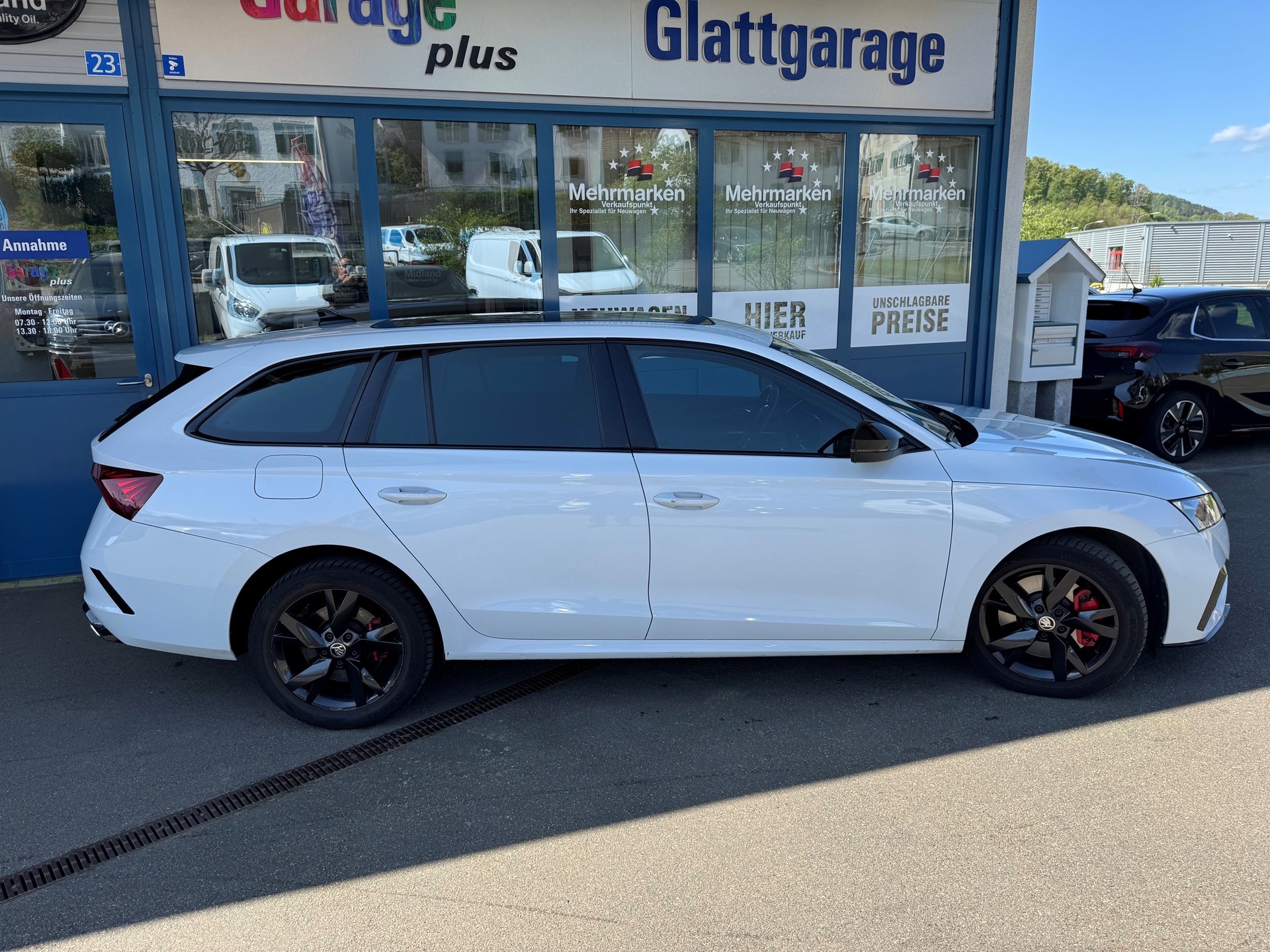 SKODA Octavia Combi 1.4 TSI PHEV DSG RS-image-2