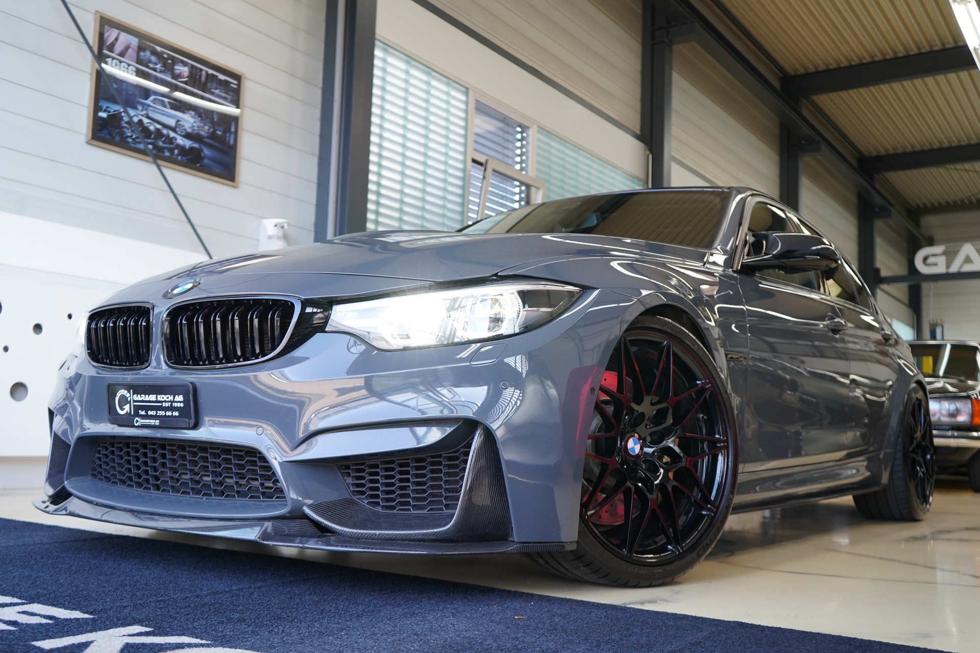 BMW M3 Competition Drivelogic / Grigio Telesto Perl **-showroom-element-1