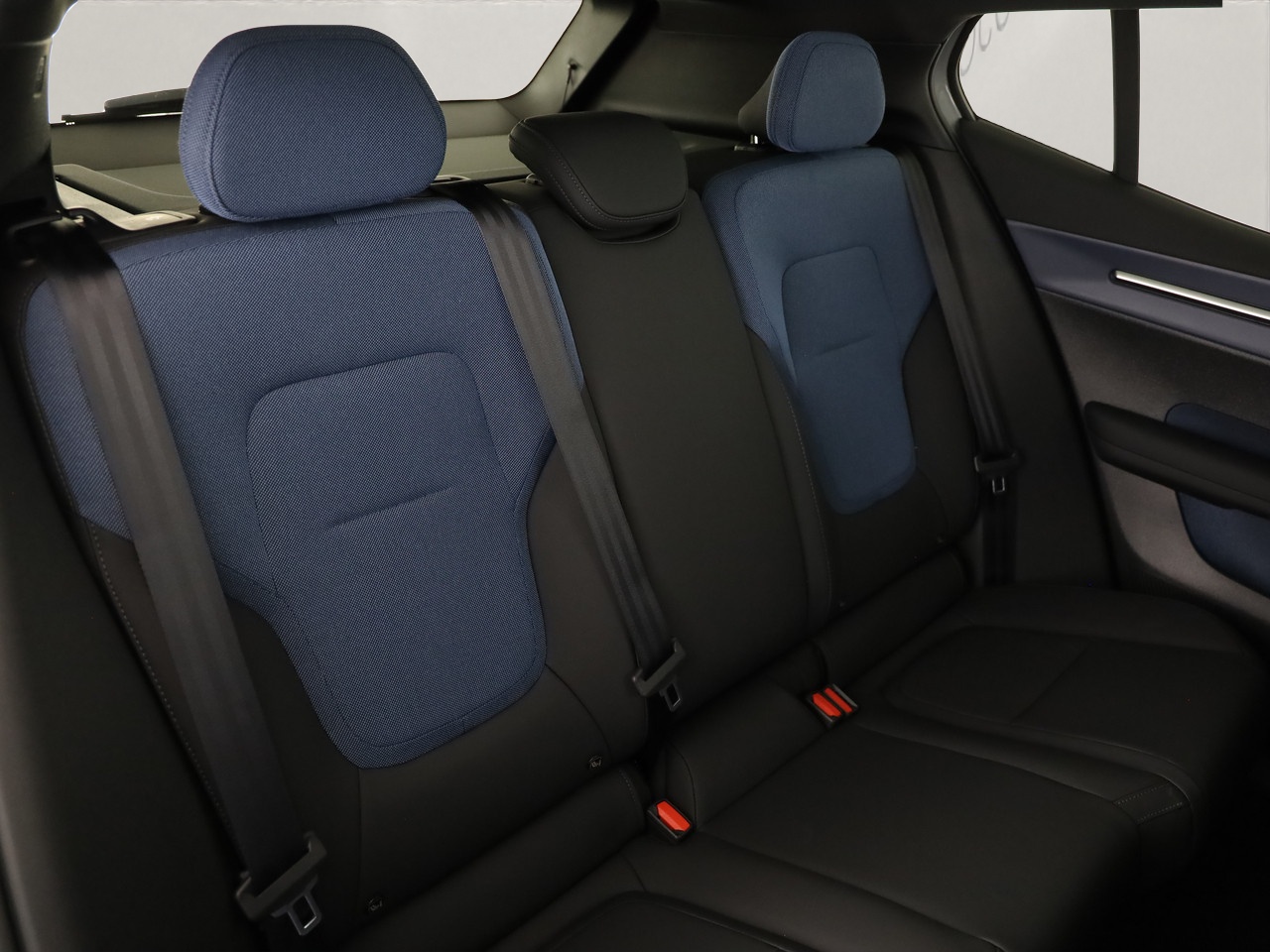 VOLVO EX30 CC E60 Twin Performance AWD-image-8