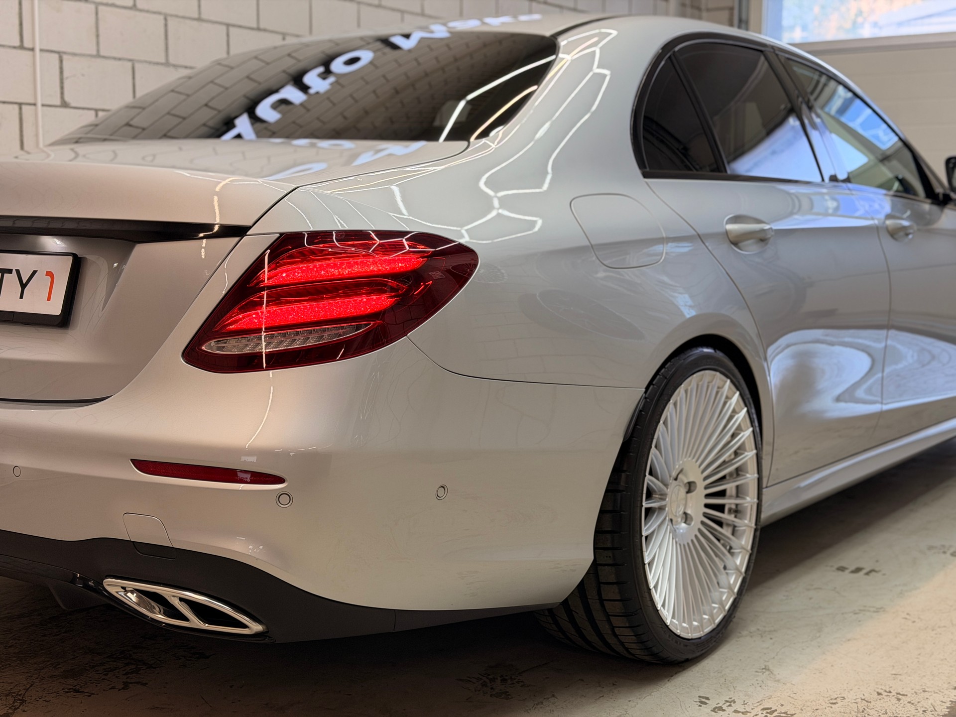 MERCEDES-BENZ E 300 d 9G-Tronic-showroom-element-3