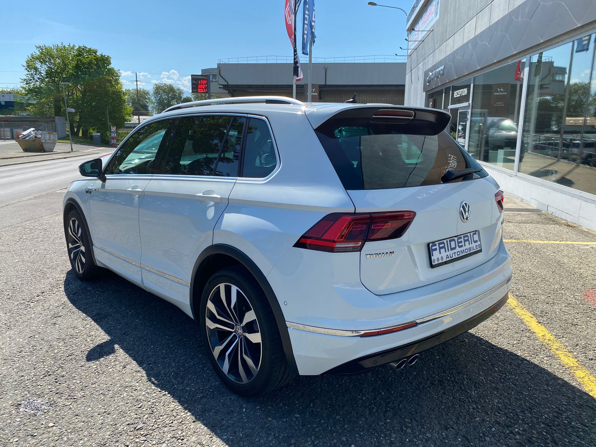 VW Tiguan 2.0TSI Highline 4Motion DSG-showroom-element-2