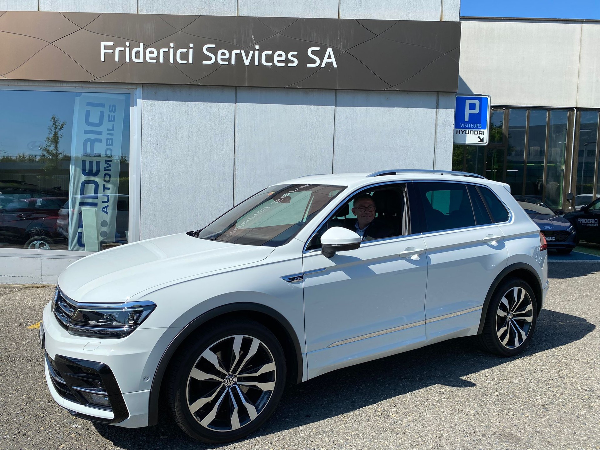 VW Tiguan 2.0TSI Highline 4Motion DSG-showroom-element-1