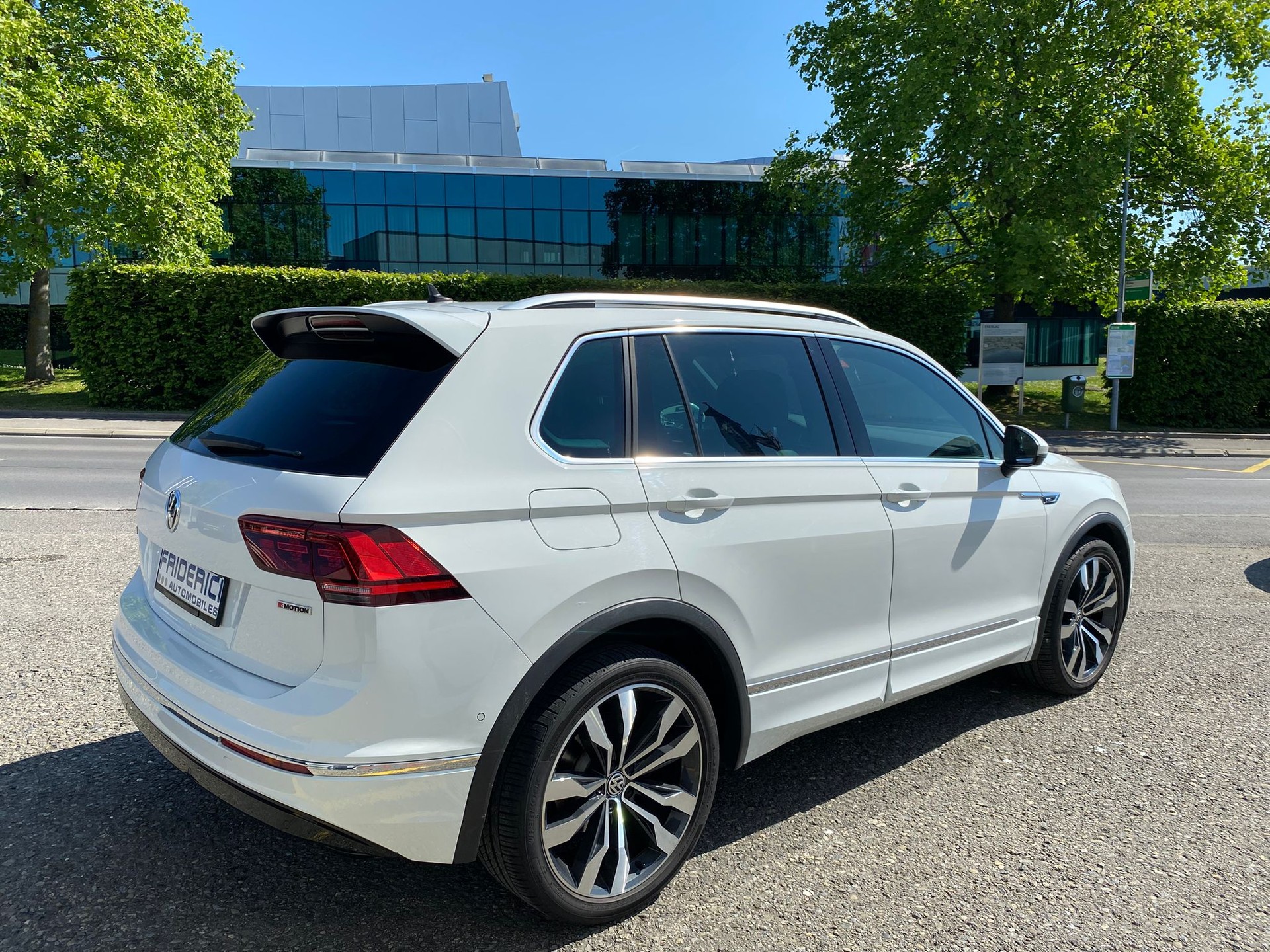 VW Tiguan 2.0TSI Highline 4Motion DSG-showroom-element-3