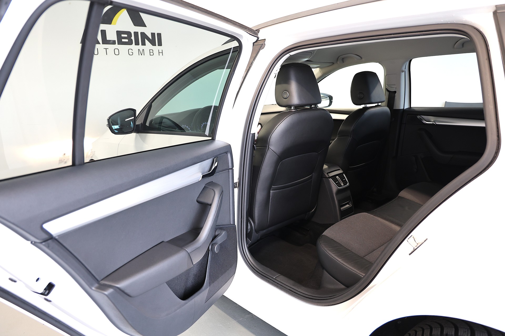 SKODA Octavia Combi 1.6 TDI Ambition DSG-image-15