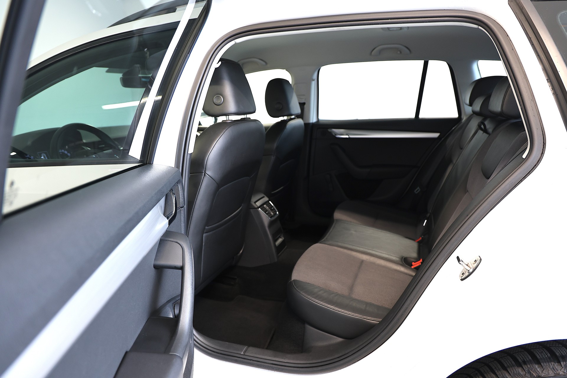 SKODA Octavia Combi 1.6 TDI Ambition DSG-image-16