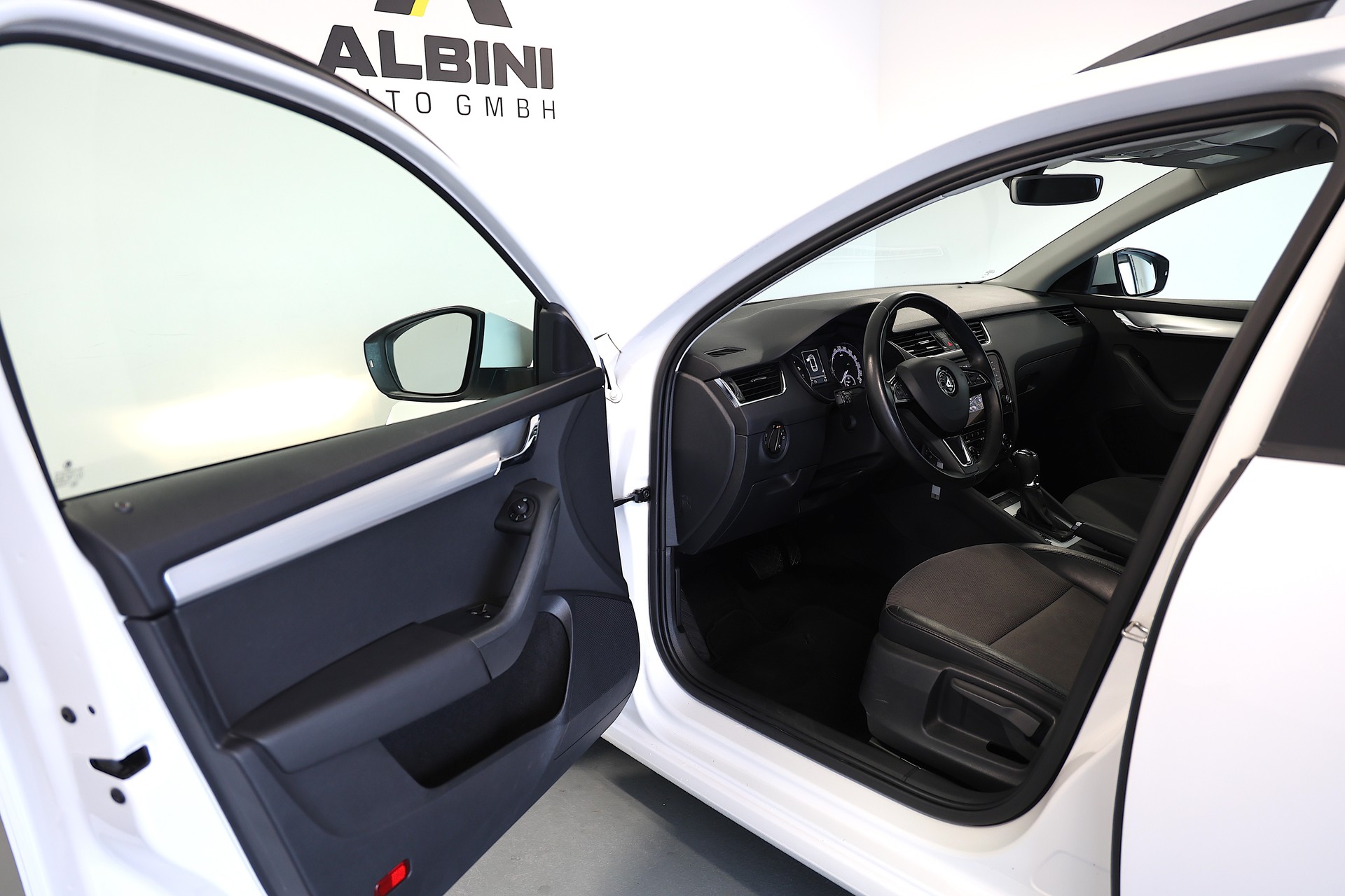 SKODA Octavia Combi 1.6 TDI Ambition DSG-image-6