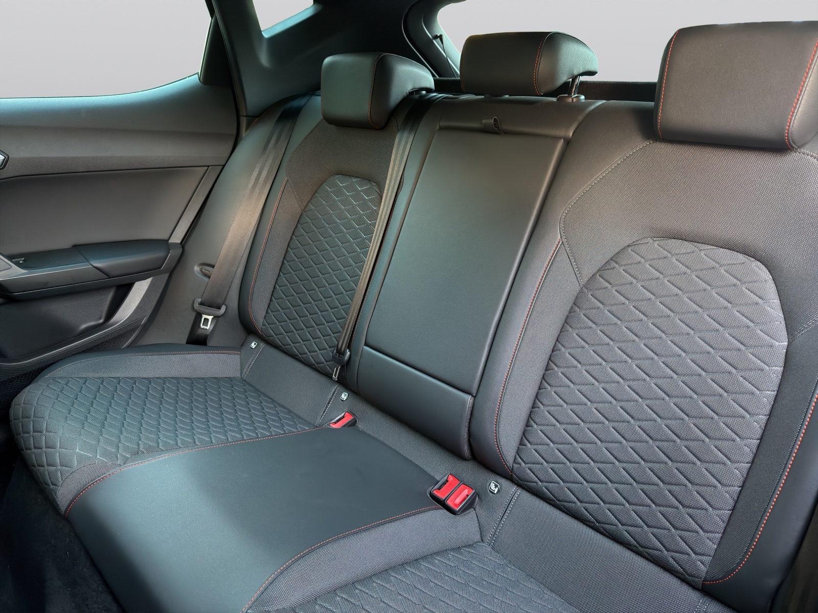SEAT Leon 1.5 eTSI mHEV DSG FR-image-8